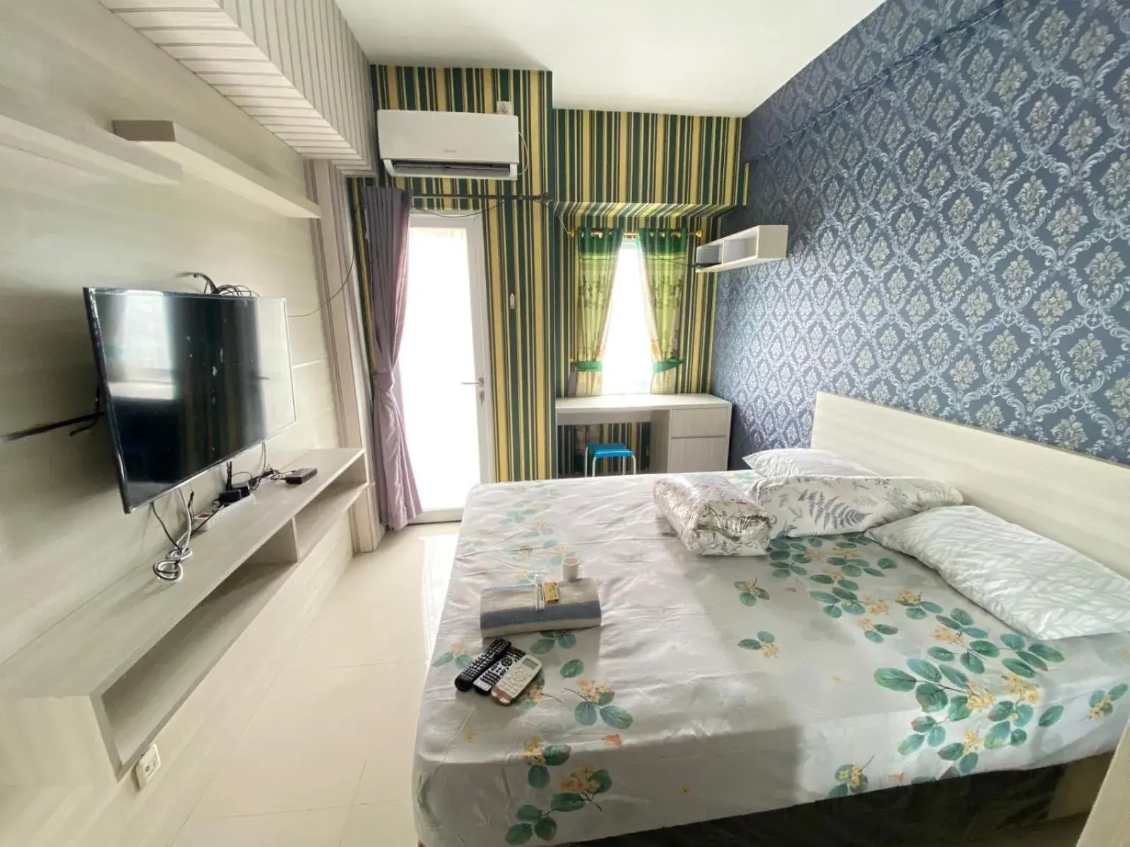 Deluxe Room in Tmansari Mahogany Apartement By Cozy Deluxe Room in Tmansari Mahogany Apartement By Cozy