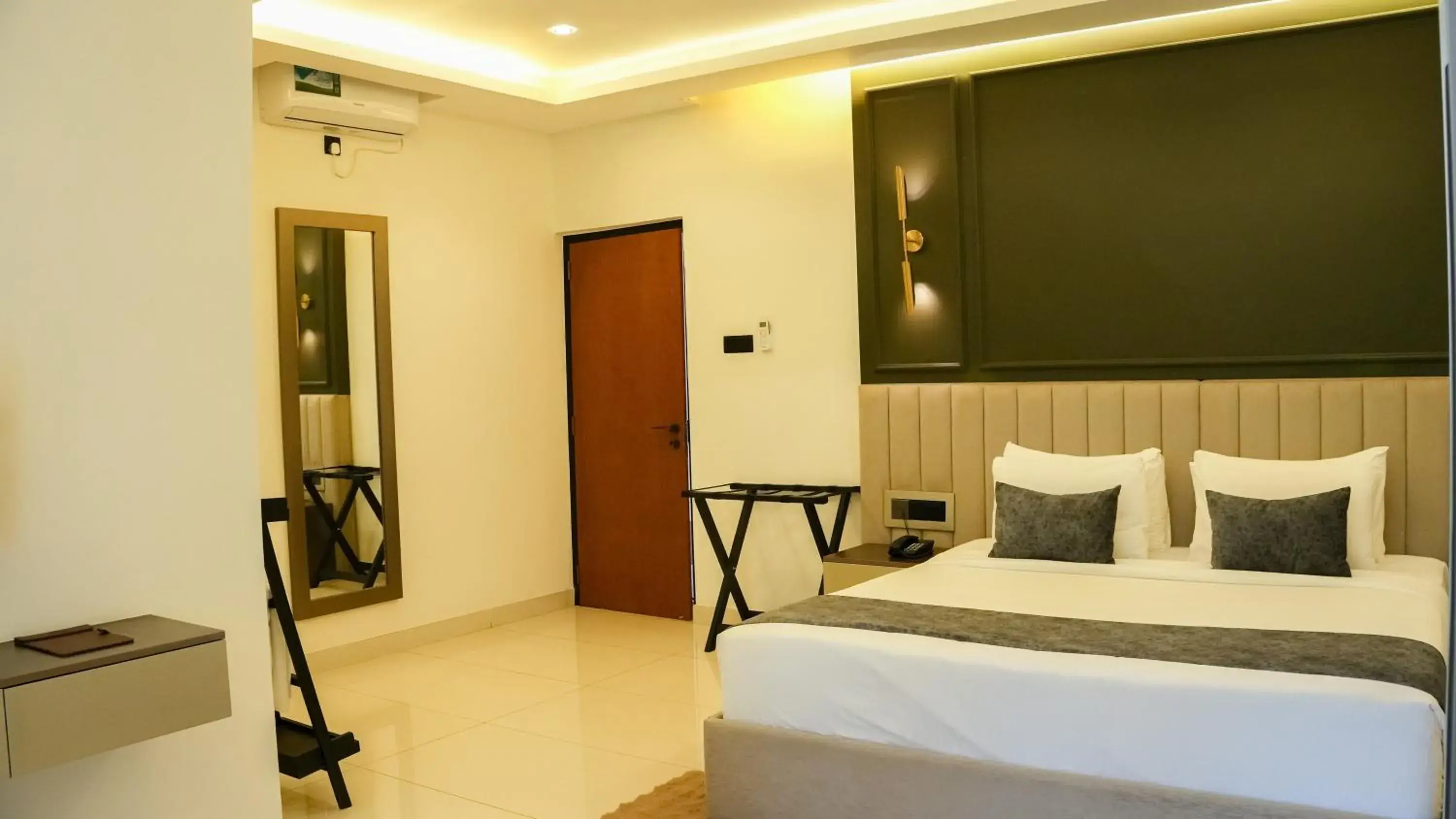 Deluxe King Room - single occupancy in Orbit88 Hotel by AMR Deluxe King Room - single occupancy in Orbit88 Hotel by AMR