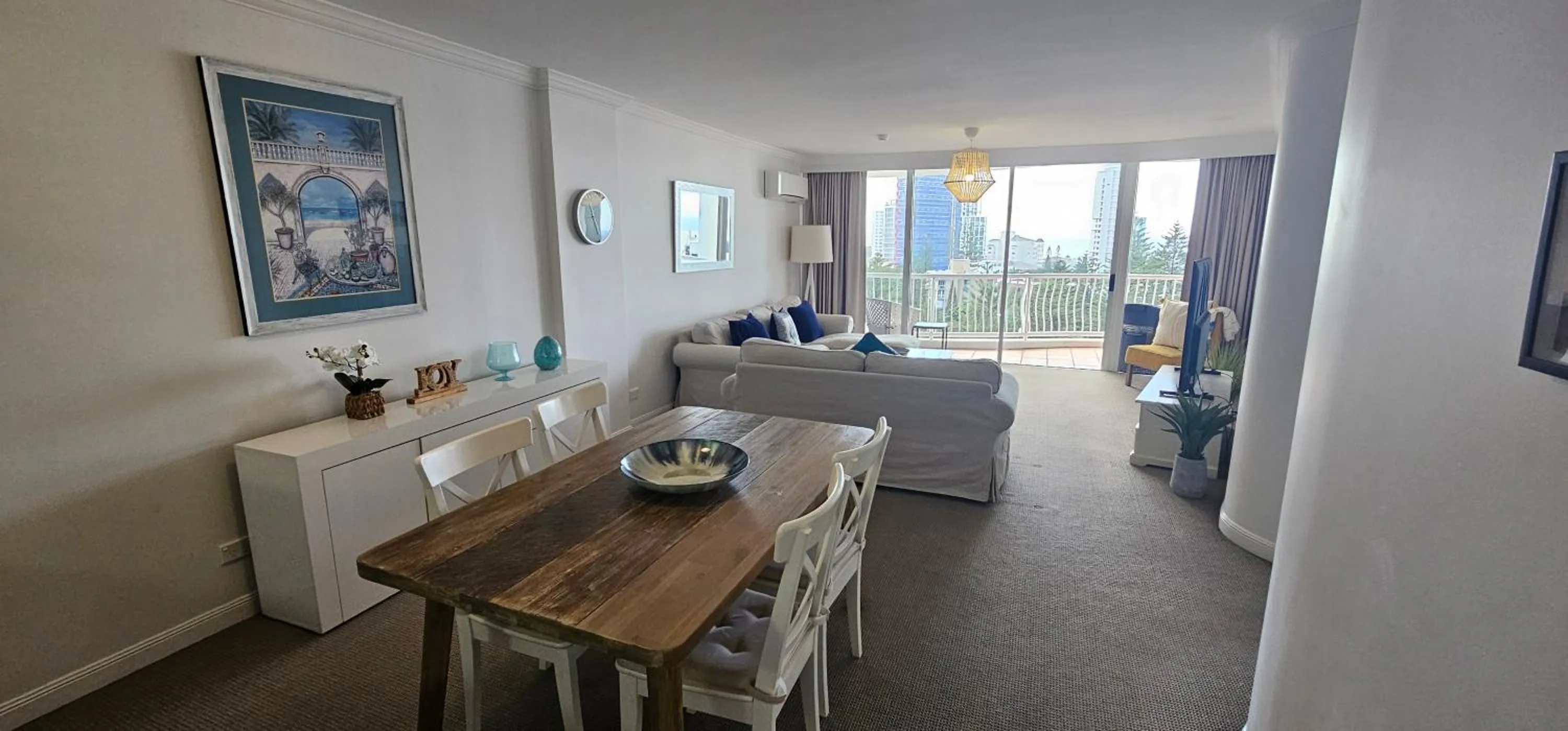 Dining area in Broadbeach Holiday Apartments