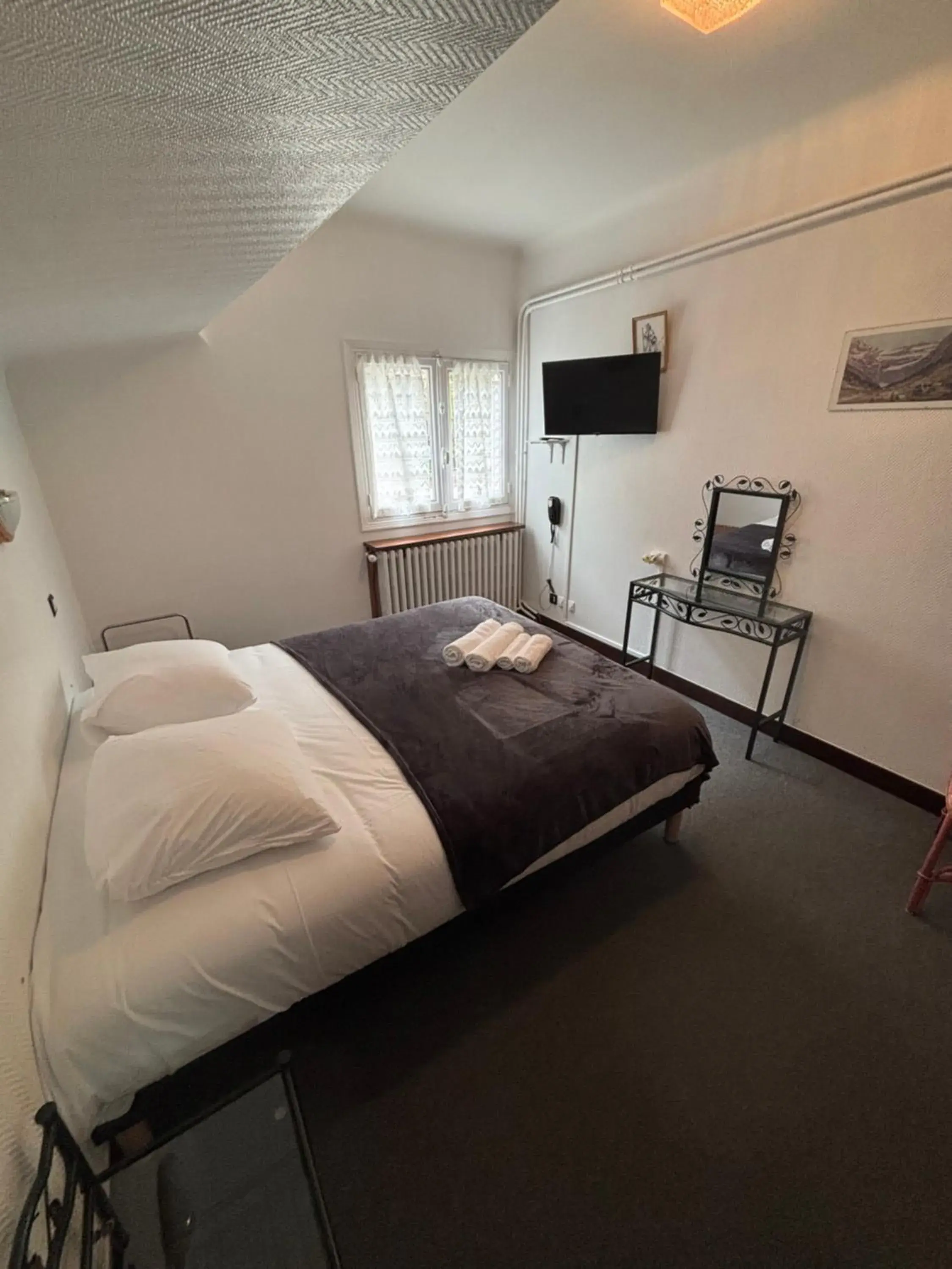 Triple Room in Hotel le Taillon Triple Room in Hotel le Taillon