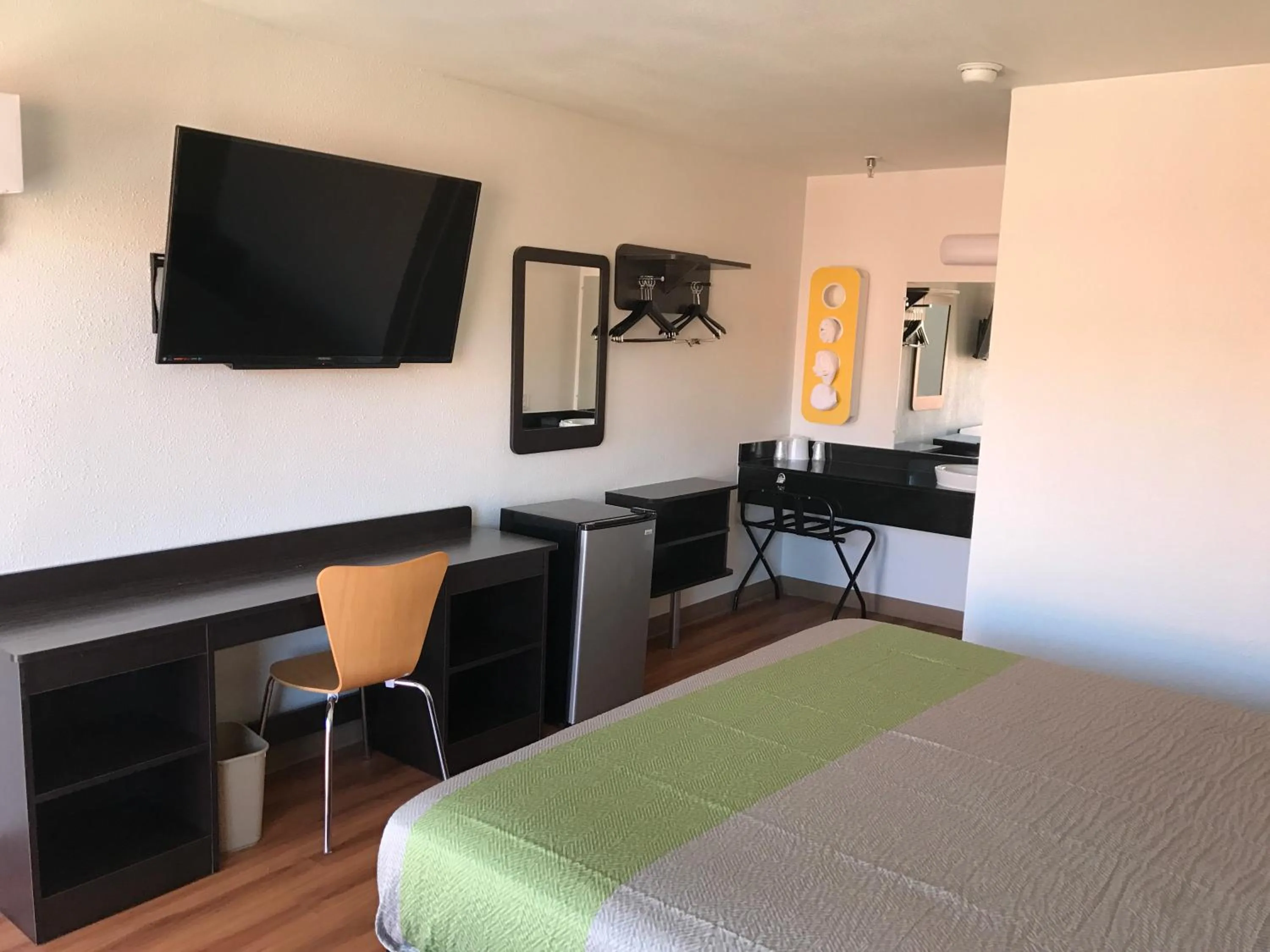 TV and multimedia, Bed in Motel 6 Abilene, TX - East