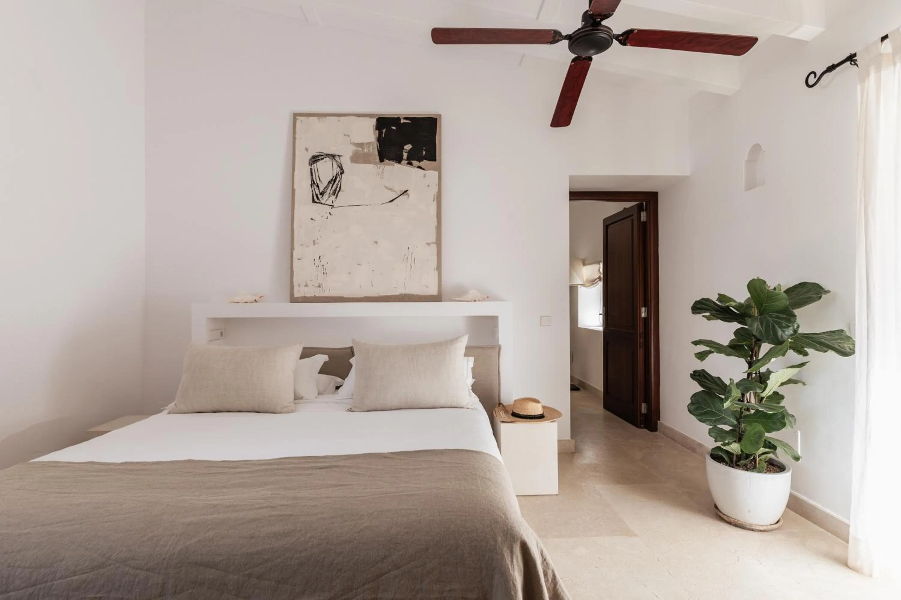 Bedroom, Bed in Cal Reiet Holistic Retreat