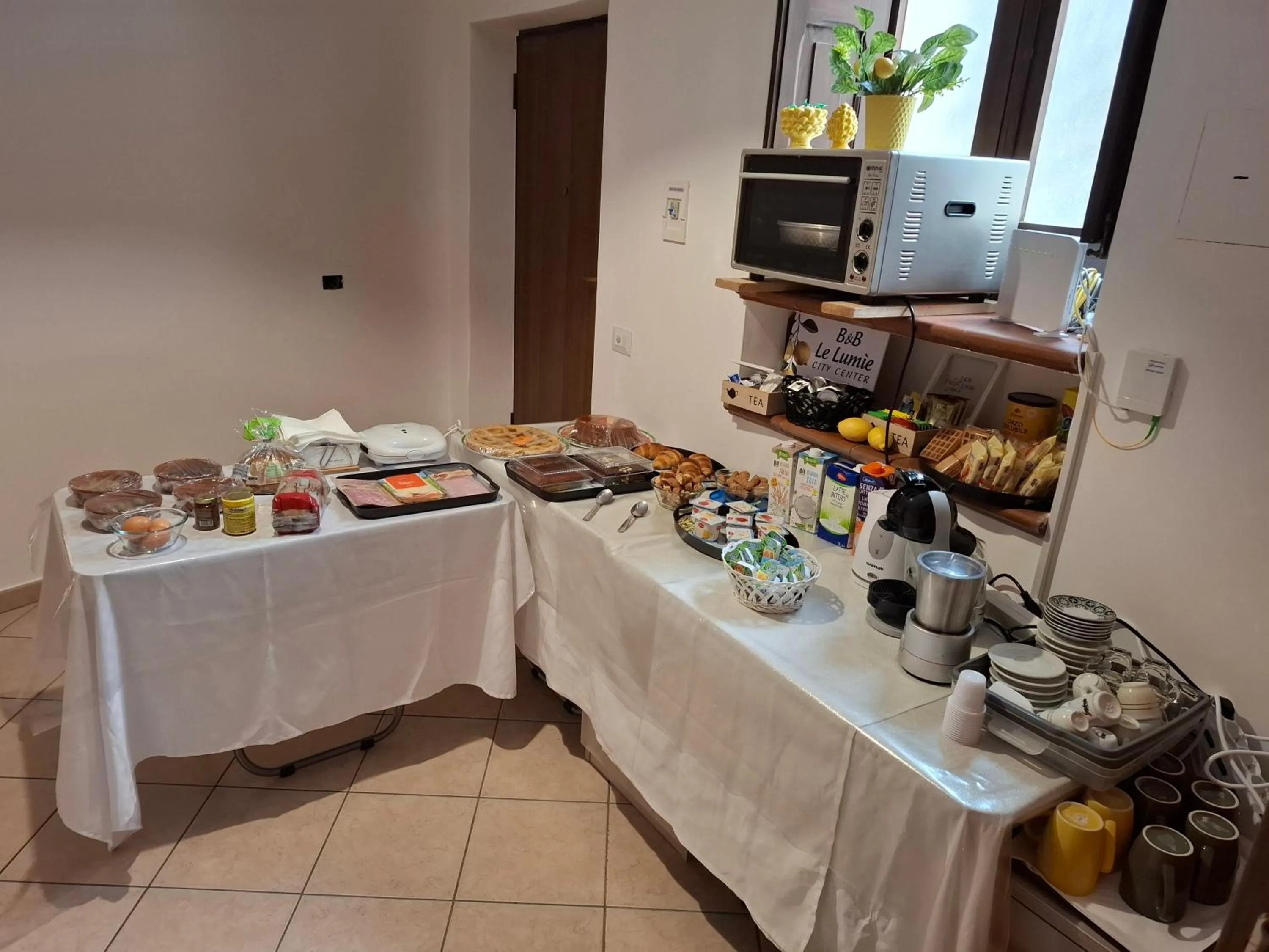 Buffet breakfast in B&B Le Lumìe "Il Cortiletto Del Centro"