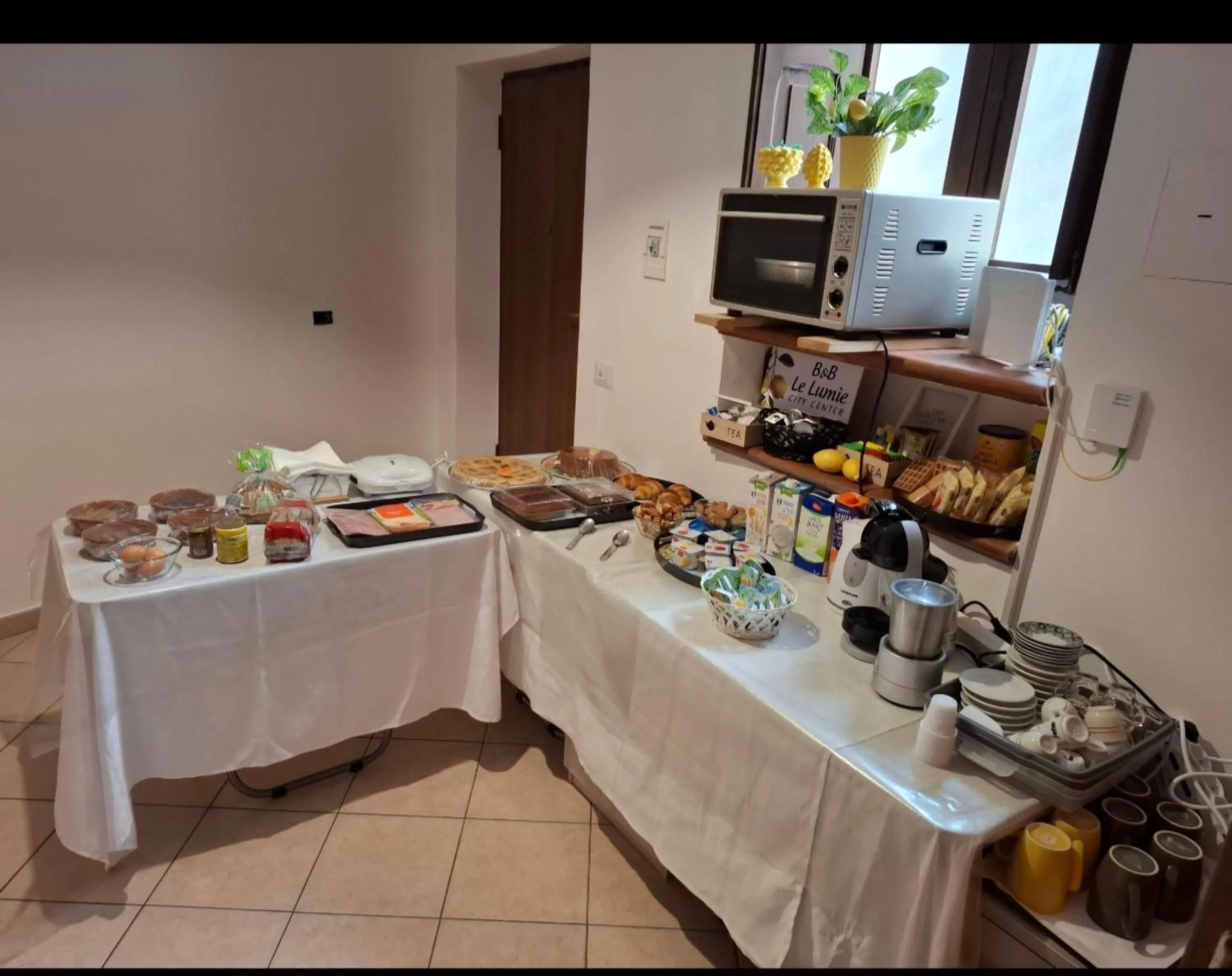 Buffet breakfast in B&B Le Lumìe "Il Cortiletto Del Centro"