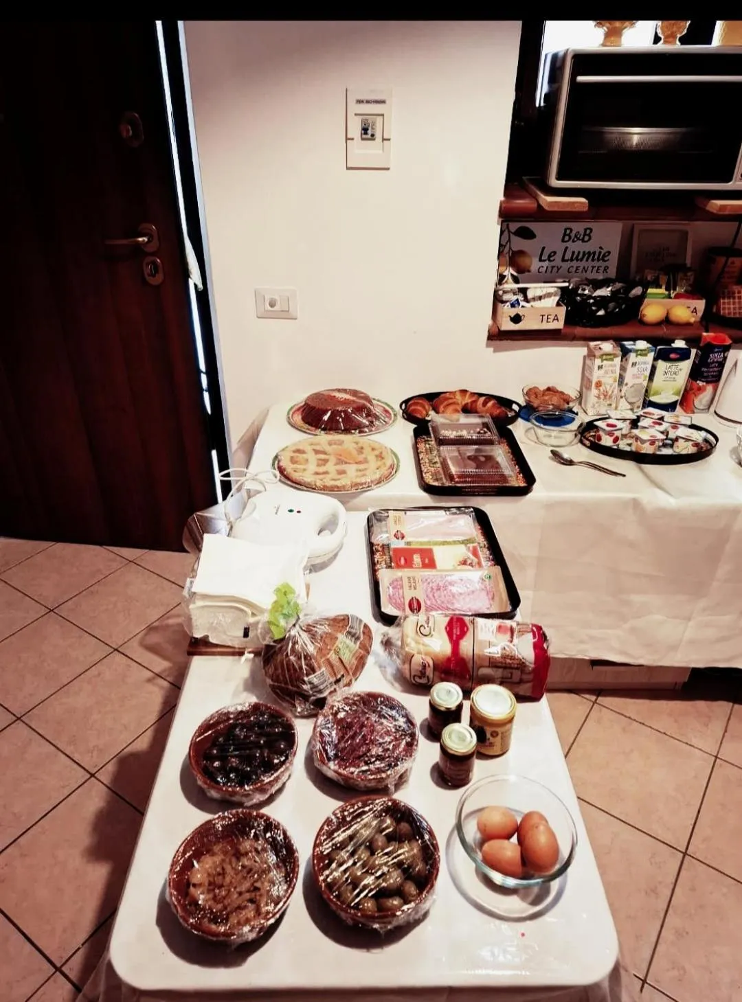 Buffet breakfast in B&B Le Lumìe "Il Cortiletto Del Centro"