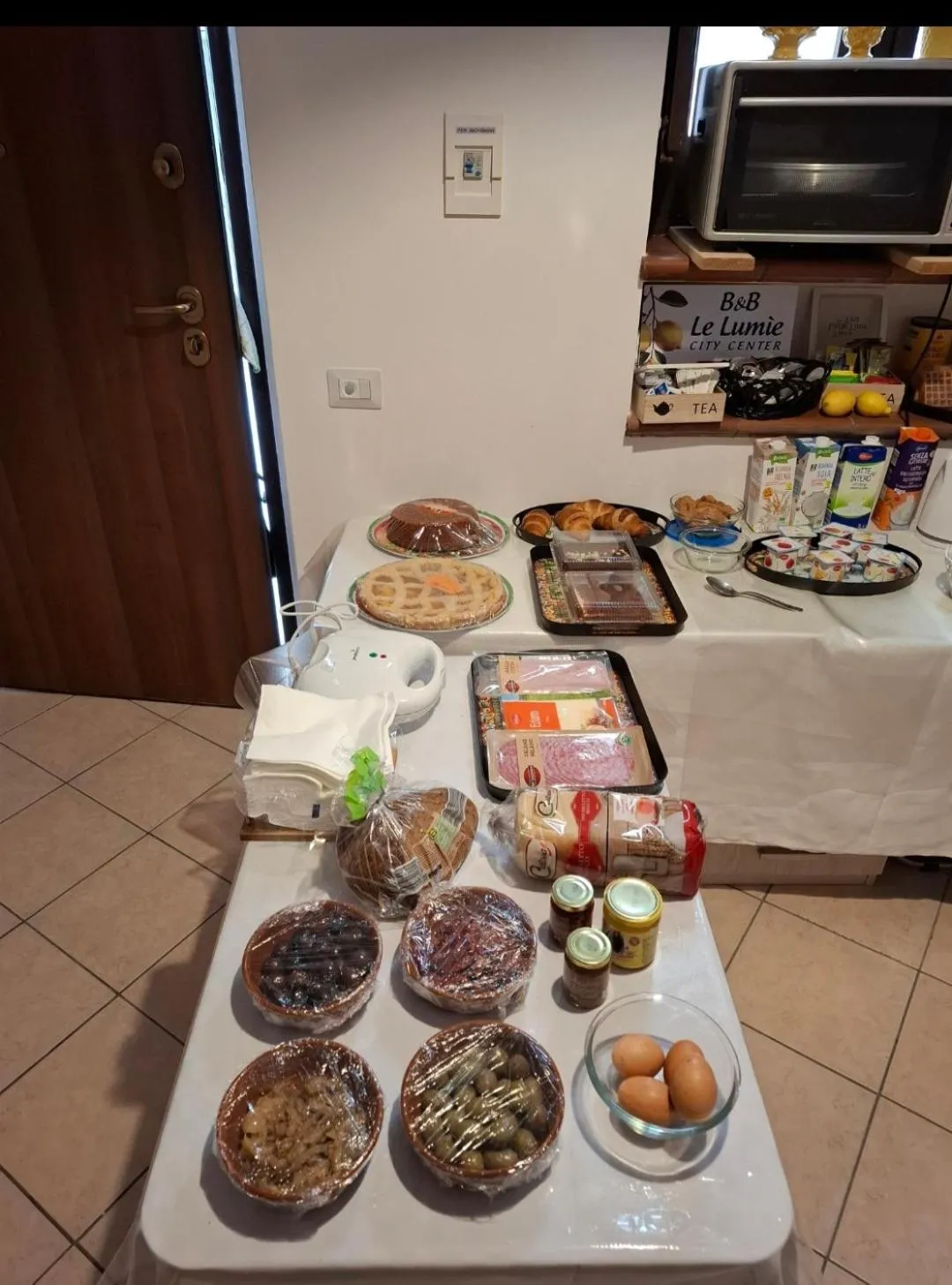 Buffet breakfast in B&B Le Lumìe "Il Cortiletto Del Centro"