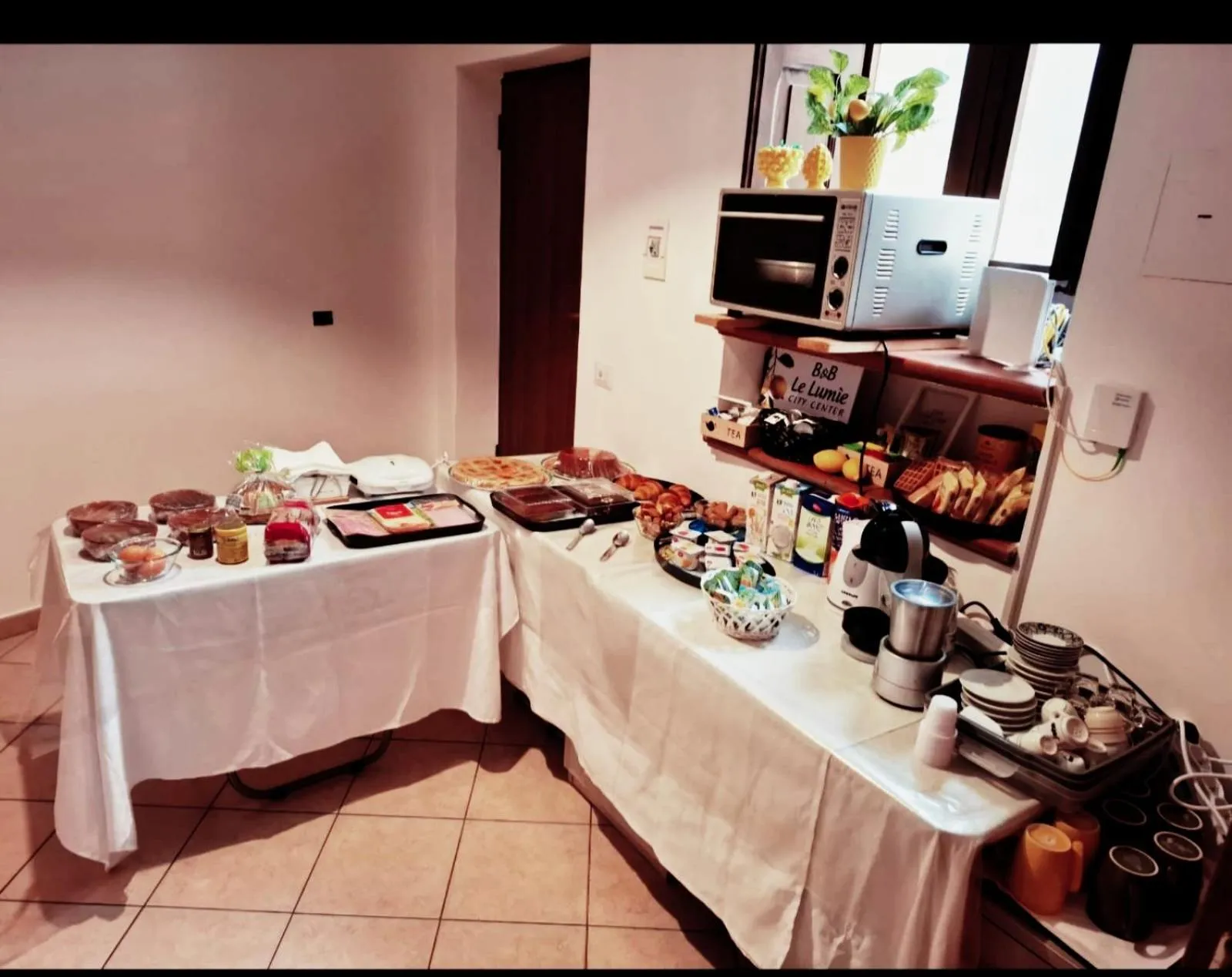 Buffet breakfast in B&B Le Lumìe "Il Cortiletto Del Centro"