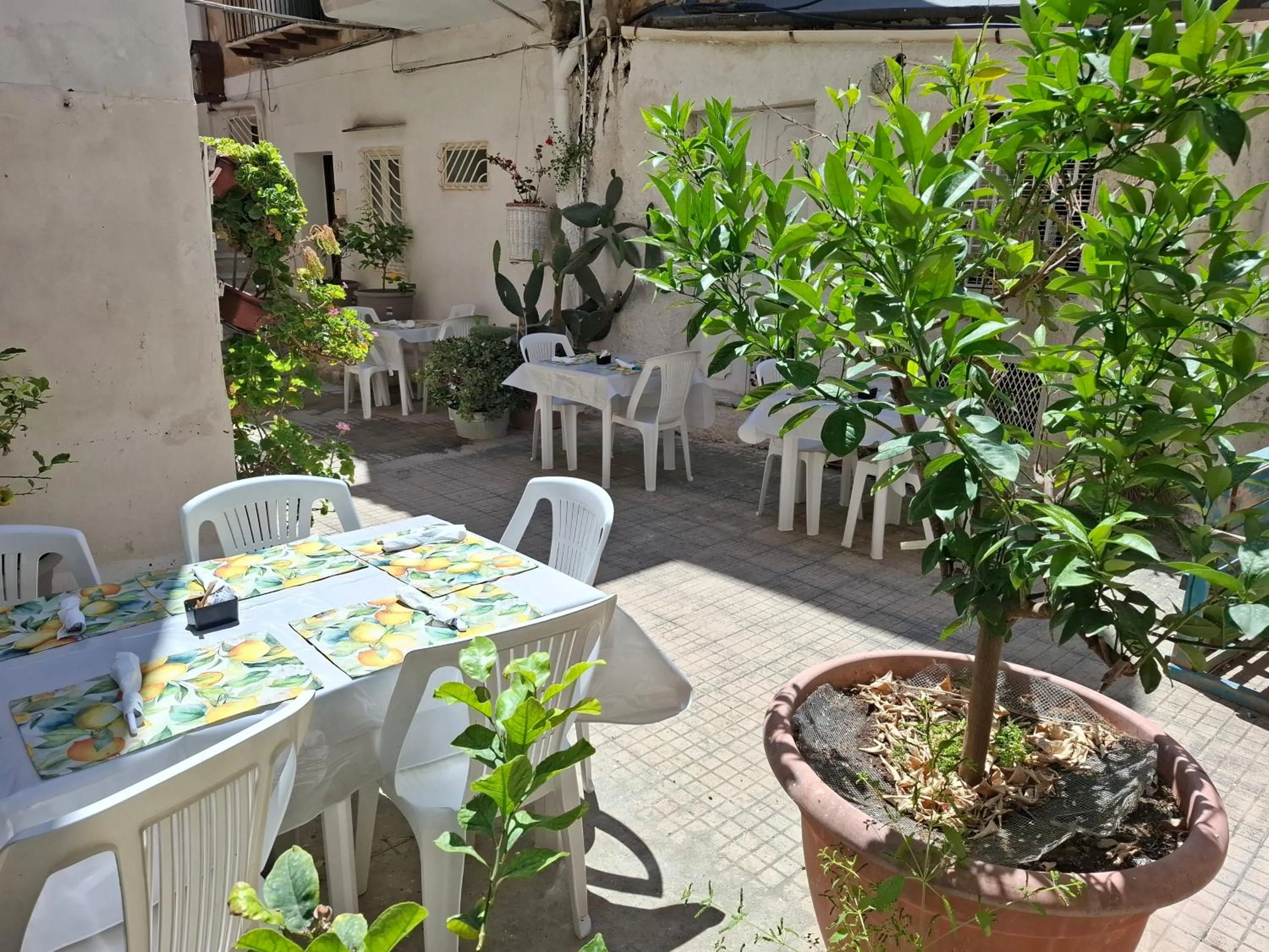 Inner courtyard view in B&B Le Lumìe " Bed end Kitchen"