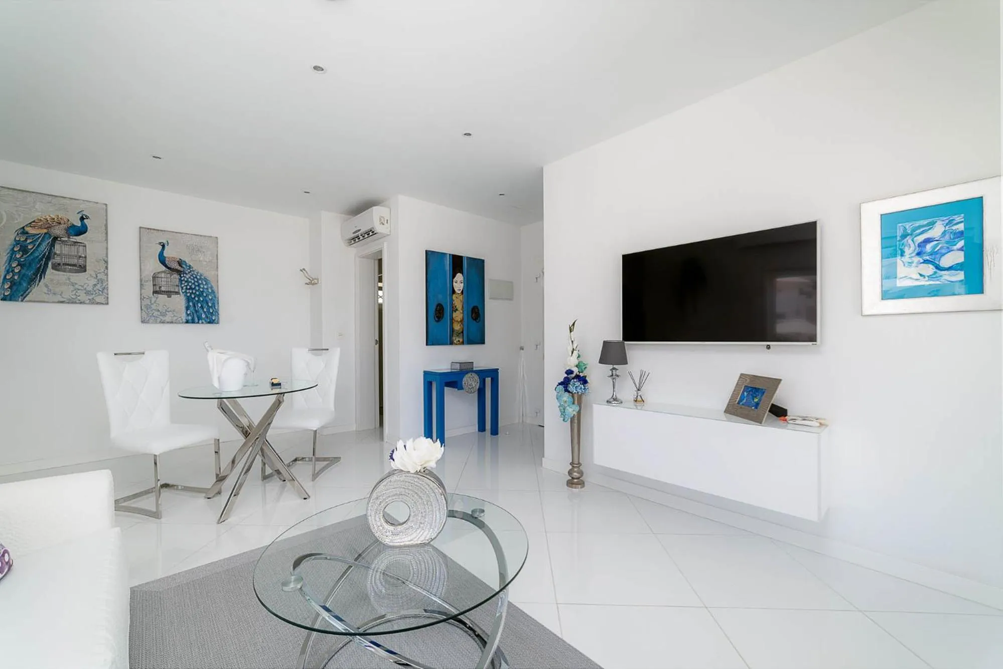 TV and multimedia in Lani's Suites de Luxe - Adults Only