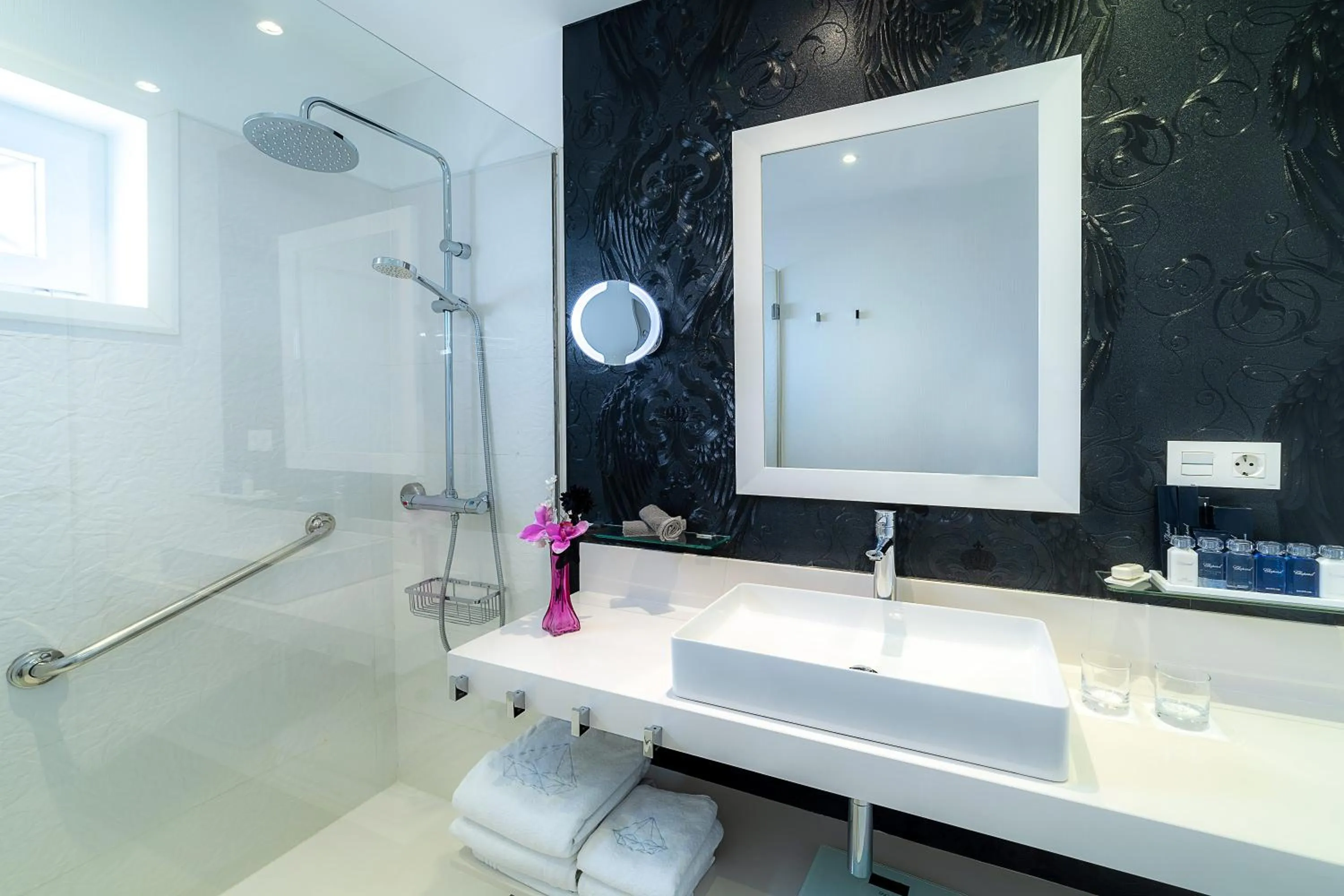 Shower in Lani's Suites de Luxe - Adults Only