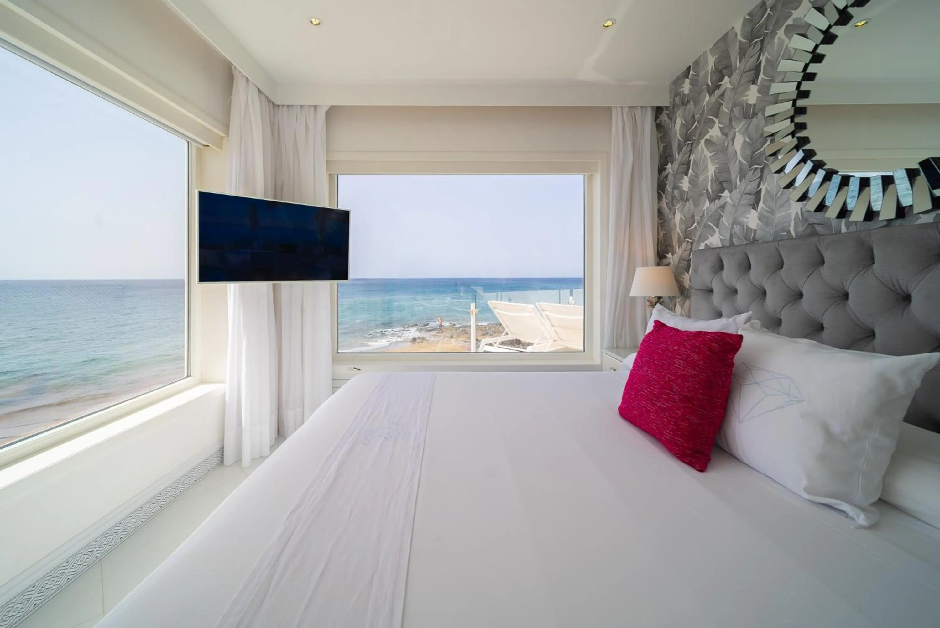 Property building, Bed in Lani's Suites de Luxe - Adults Only