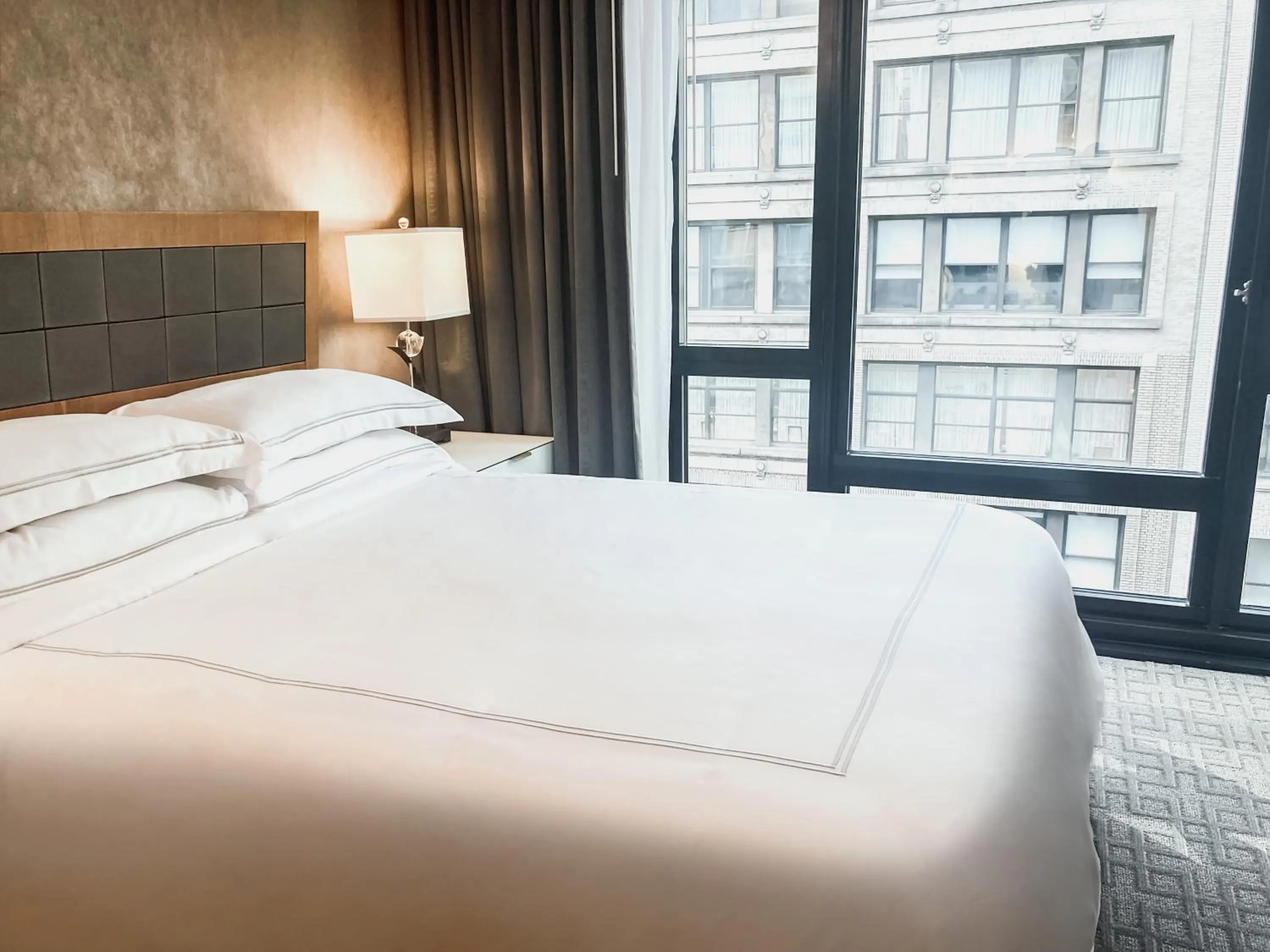 Bed in Executive Hotel Le Soleil New York