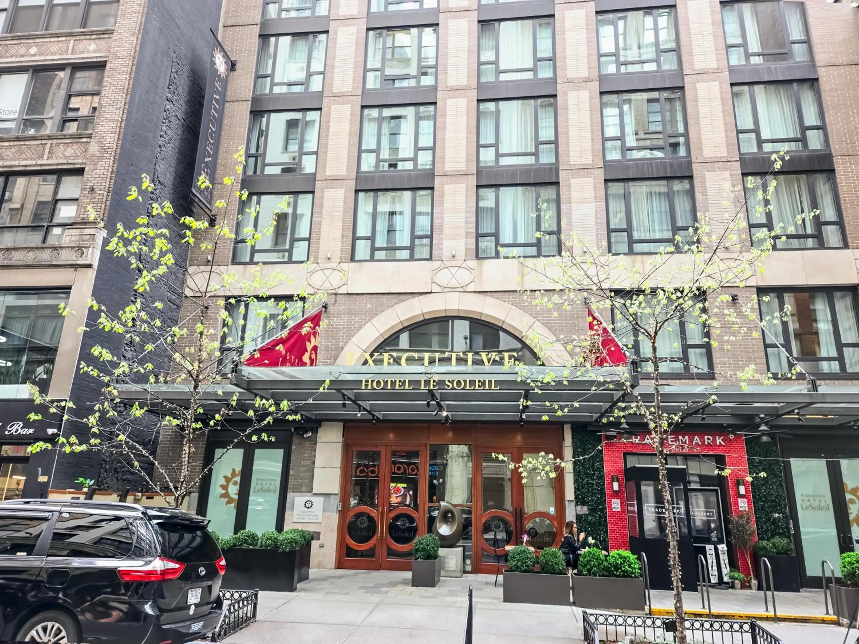 Facade/entrance in Executive Hotel Le Soleil New York