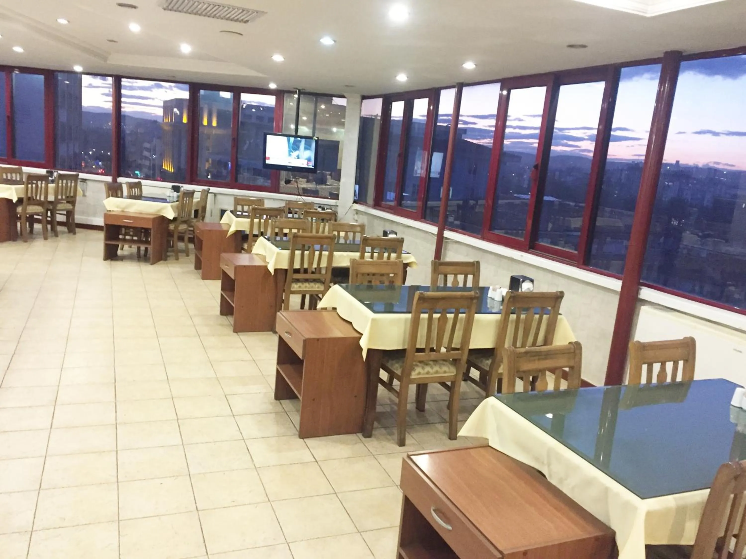 Restaurant/places to eat in Nil Hotel