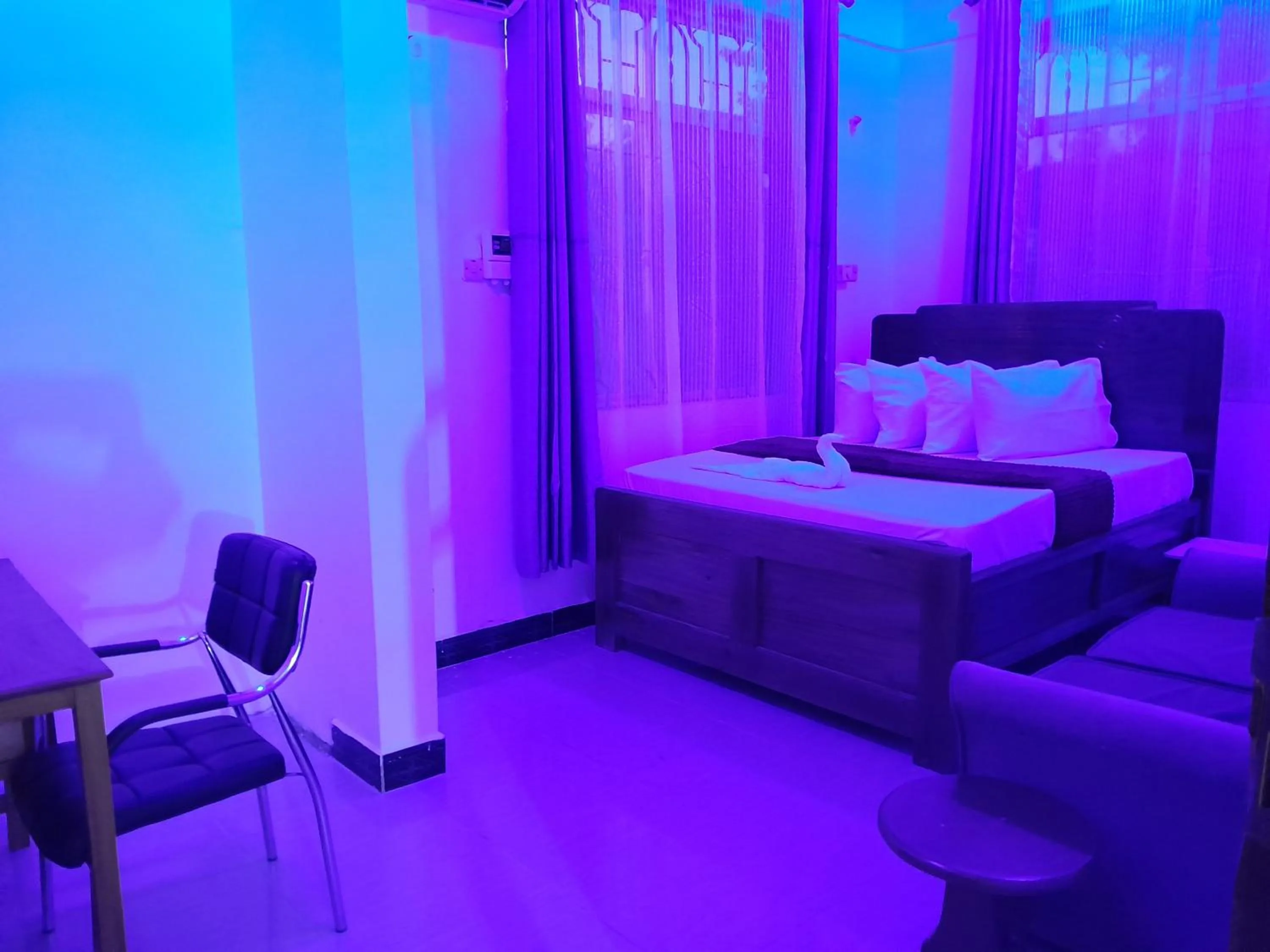 Seating area, Bed in Valley Breeze Hotel