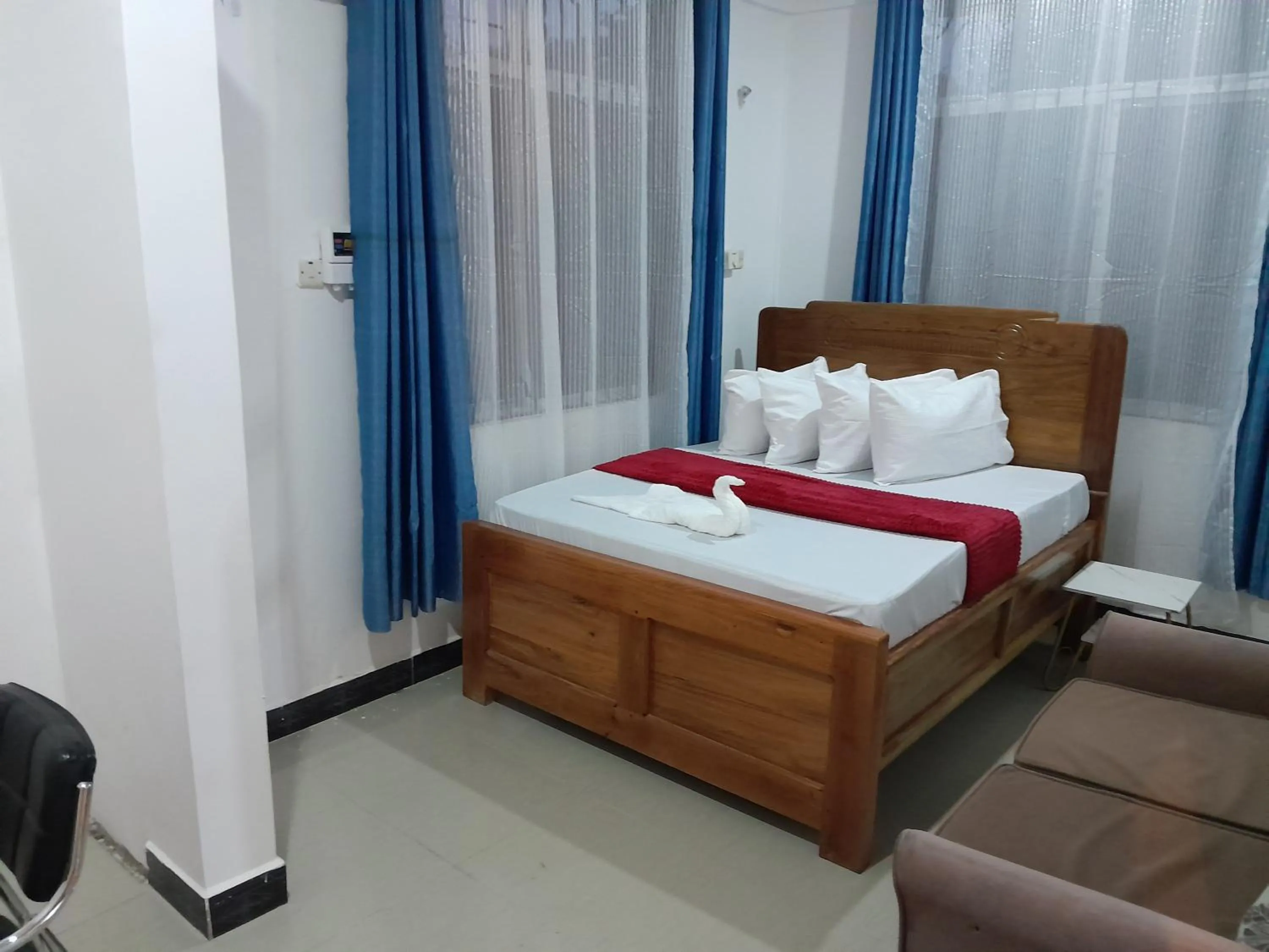 Living room, Bed in Valley Breeze Hotel