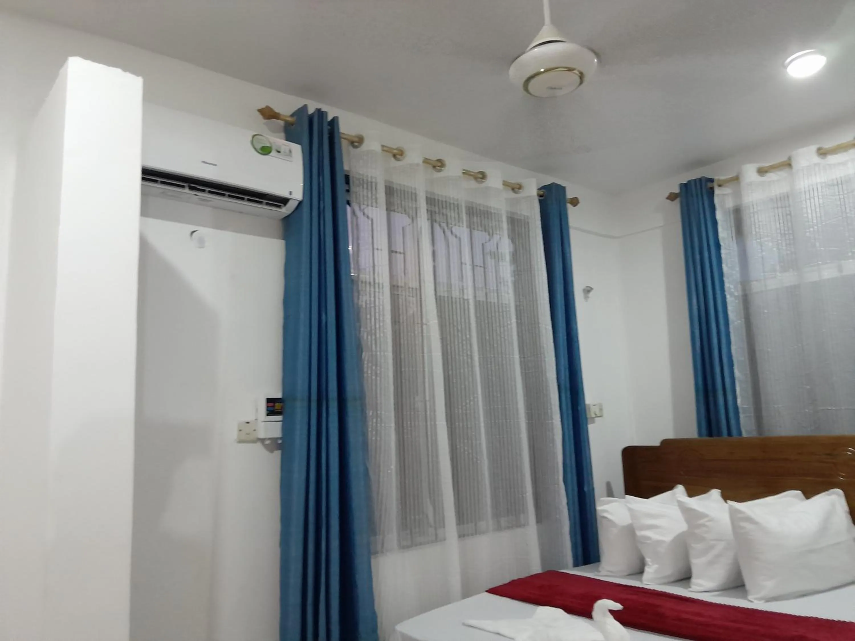Bedroom, Bed in Valley Breeze Hotel