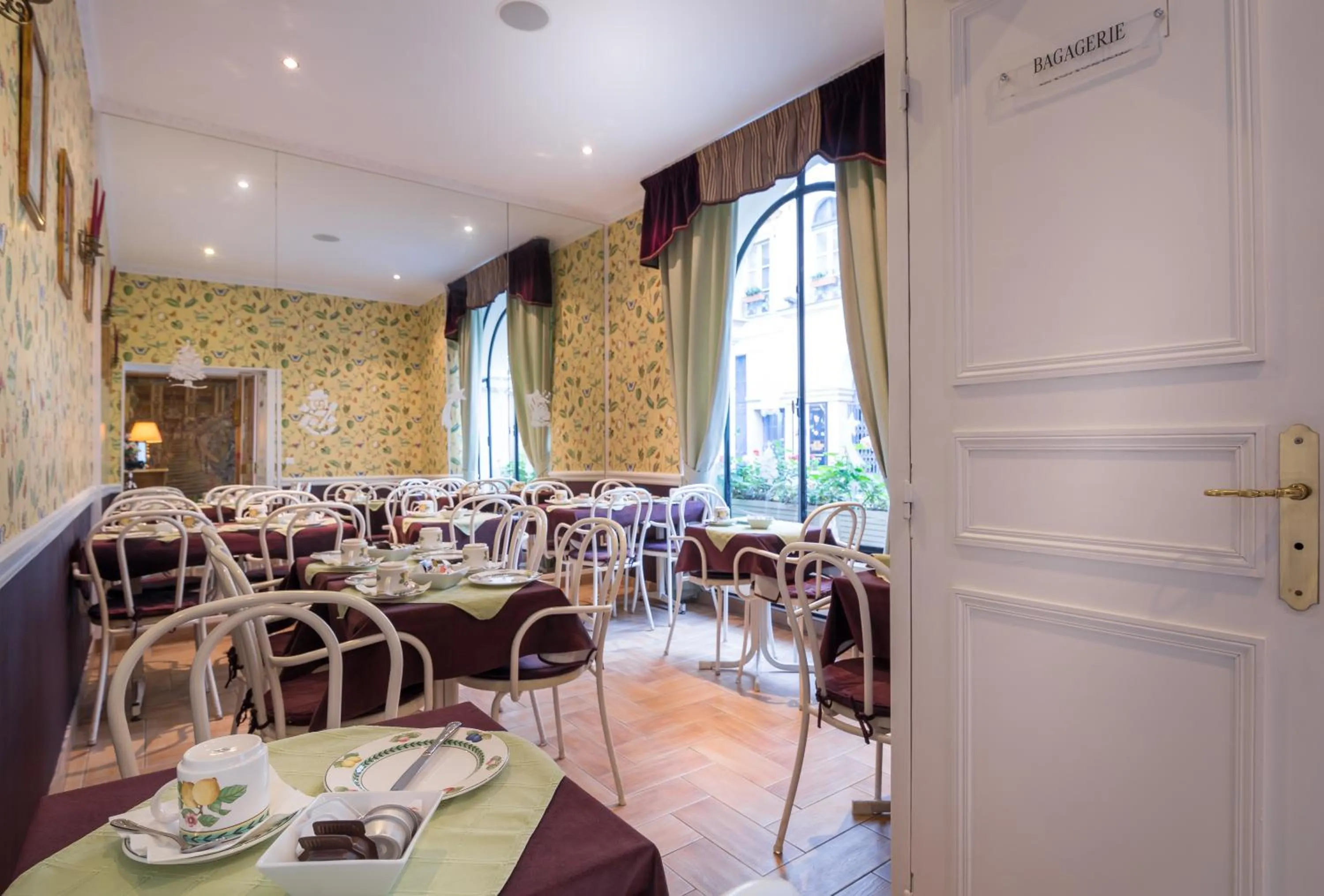 Restaurant/places to eat in Hotel des Arts - Cite Bergere