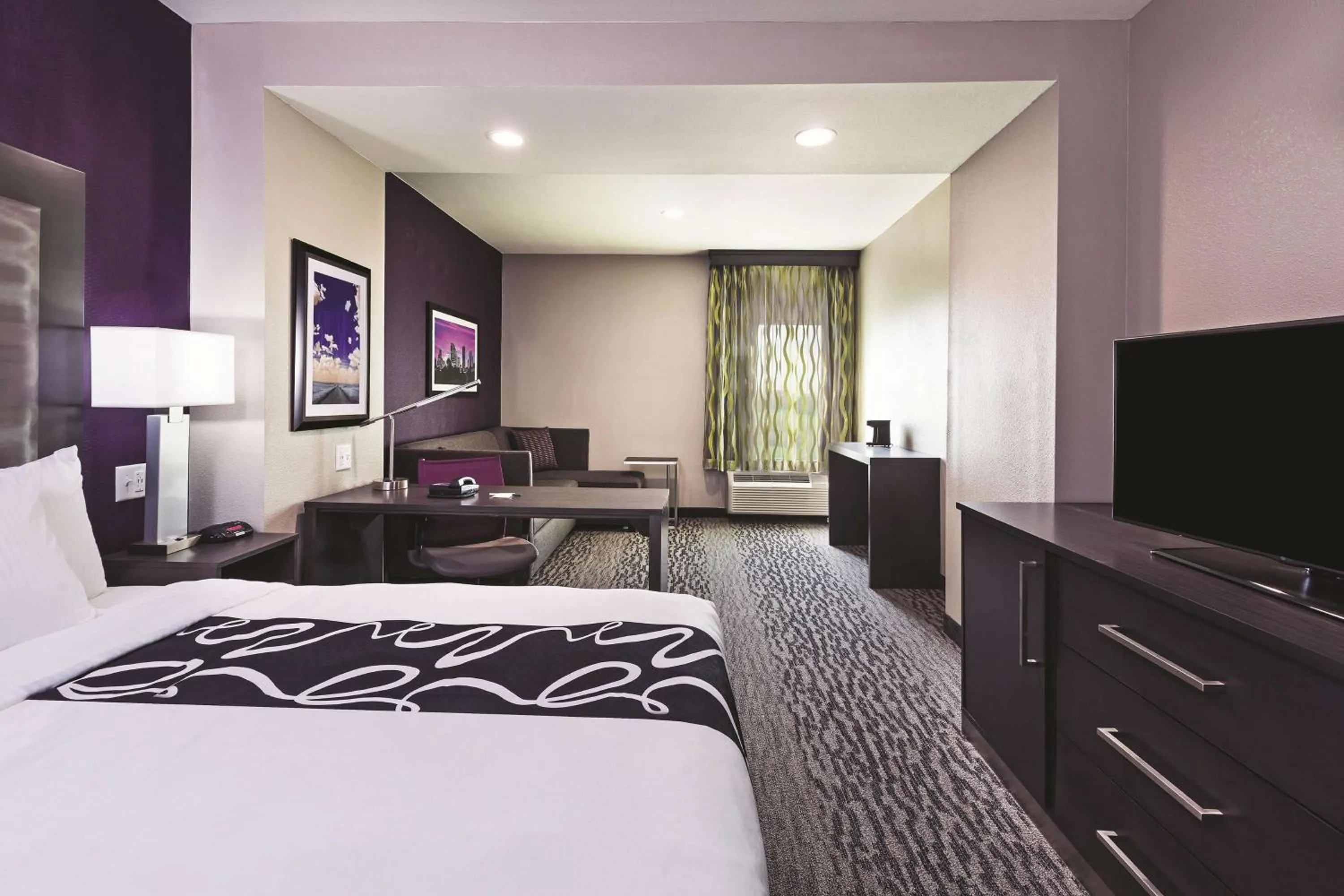 Photo of the whole room, Bed in La Quinta by Wyndham College Station South