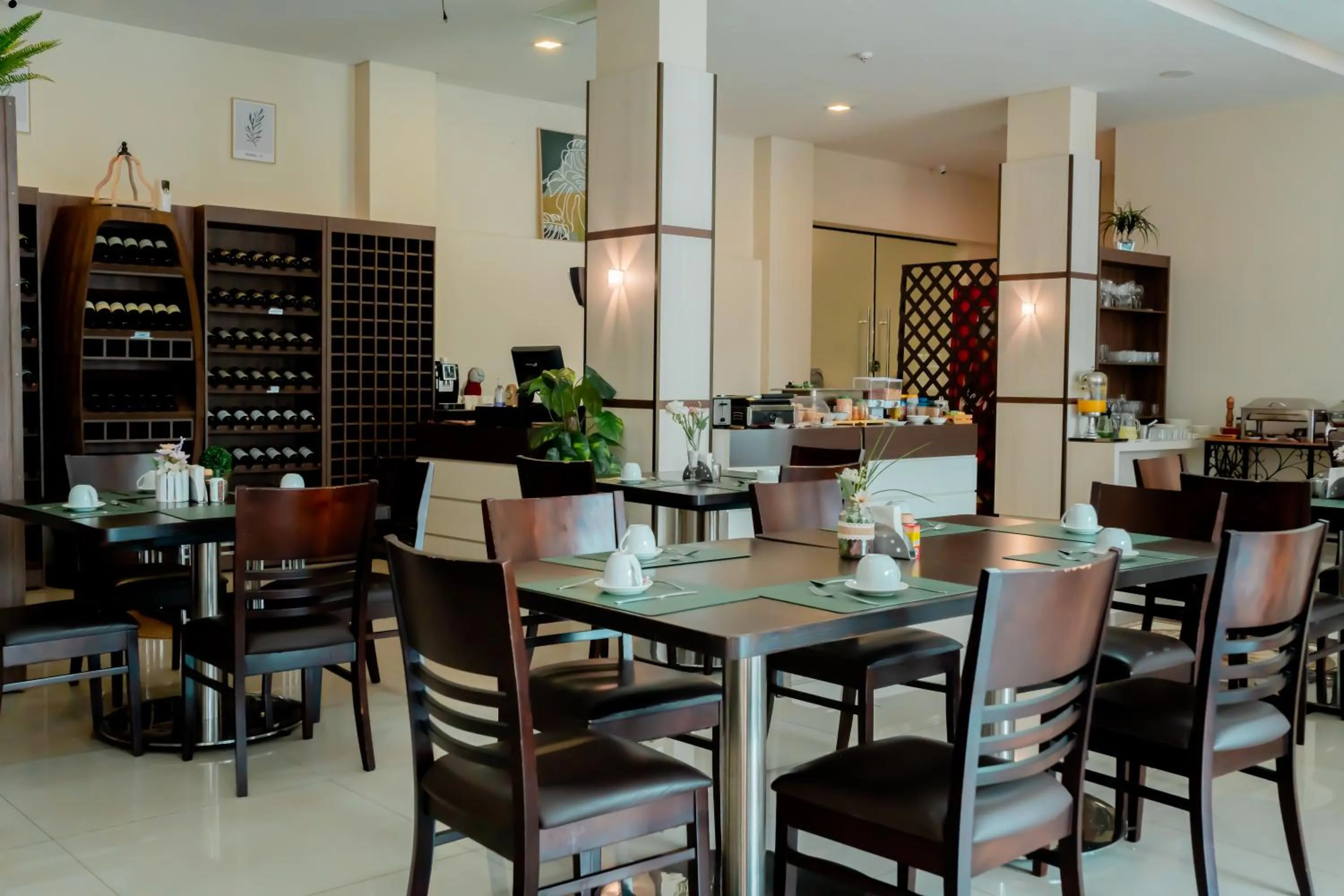 Restaurant/places to eat in Megal Suites Hotel