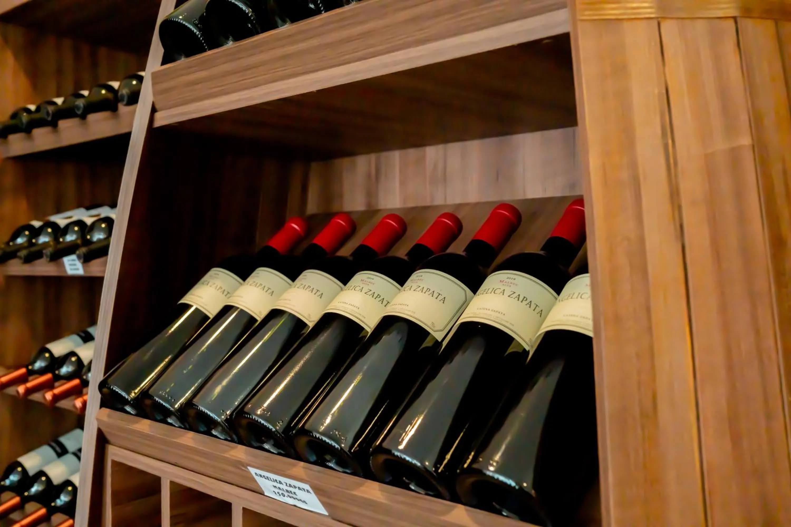 Restaurant/places to eat in Megal Suites Hotel