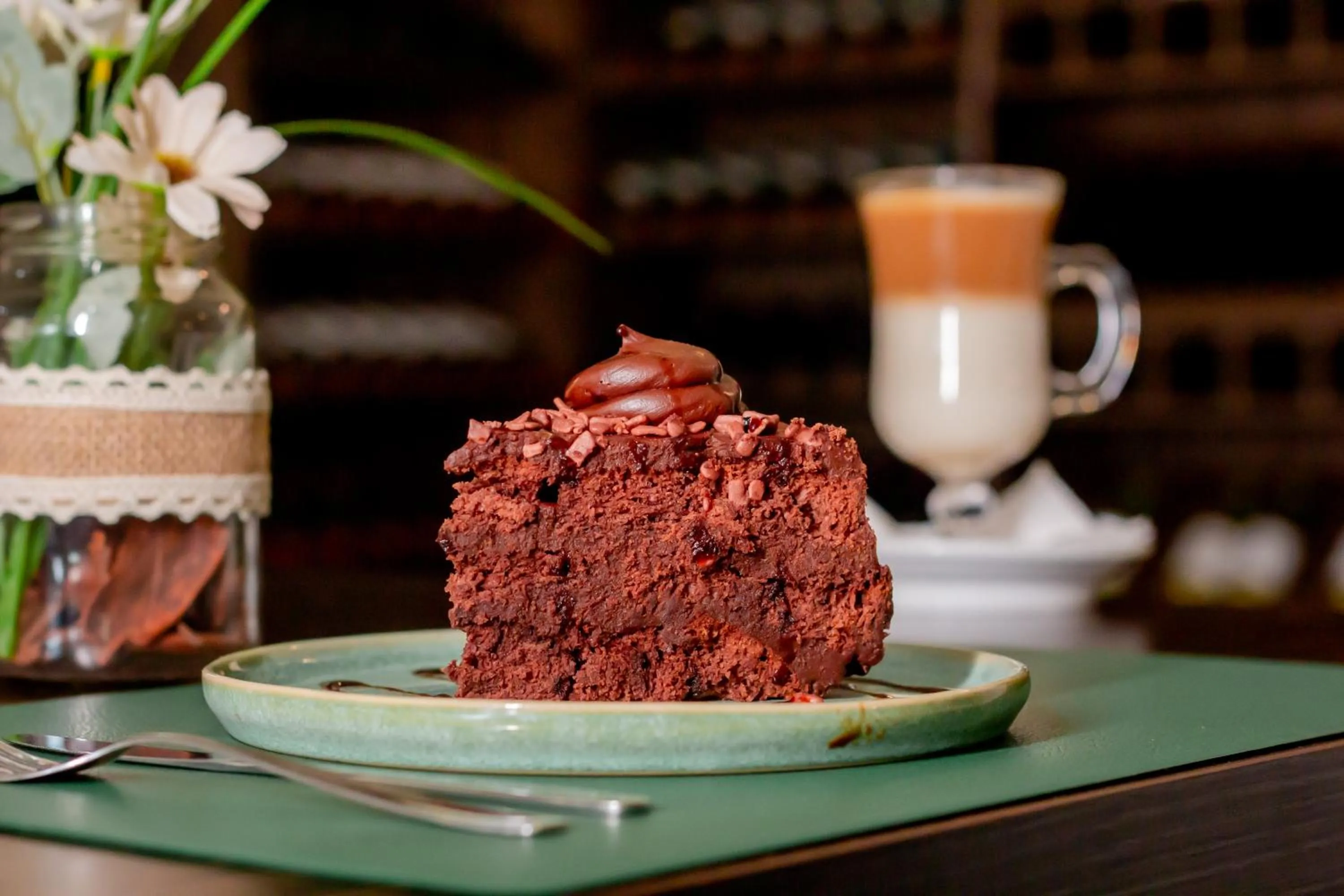 Restaurant/places to eat in Megal Suites Hotel