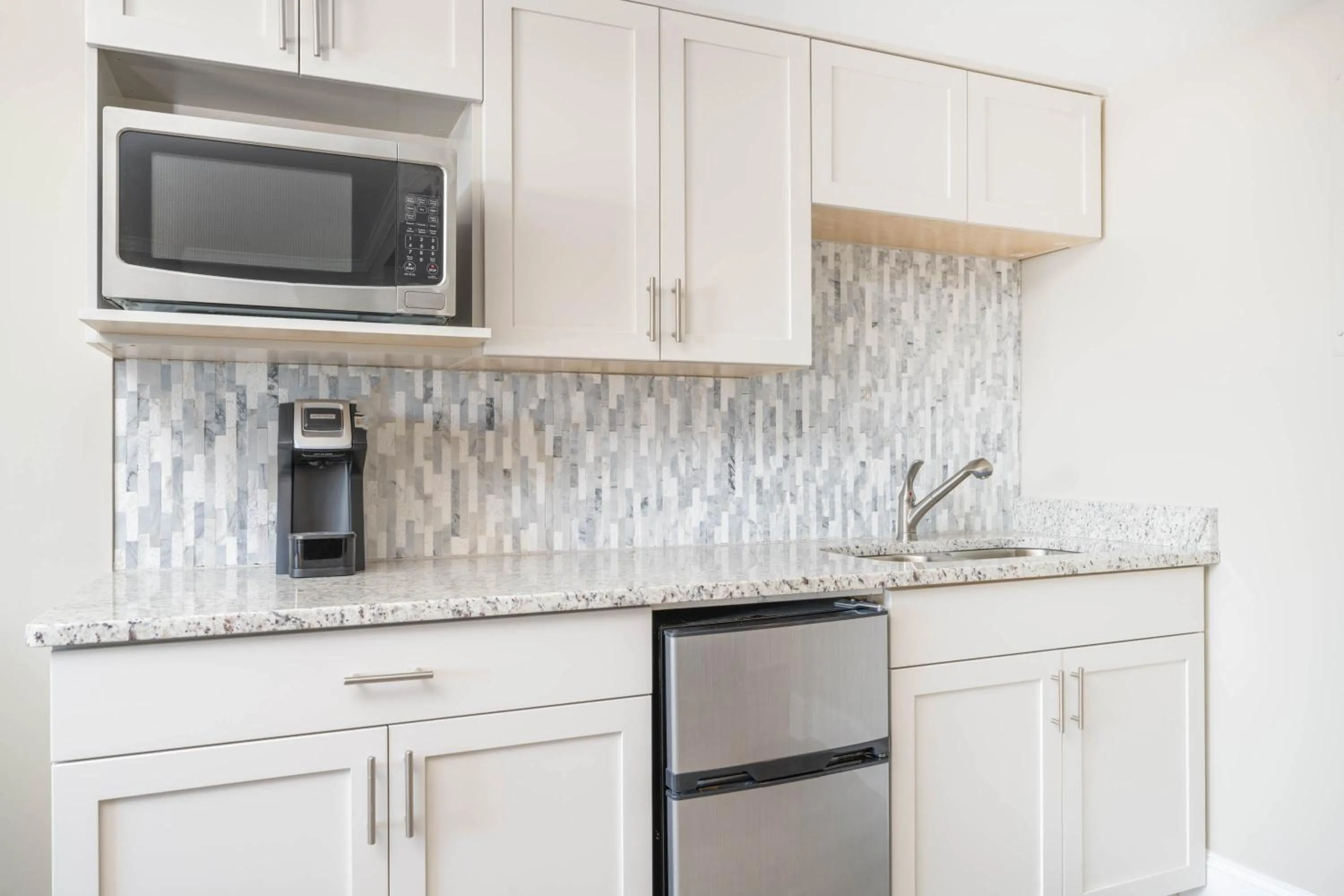 Kitchen or kitchenette in Bask Hotel at Big Rock Landing