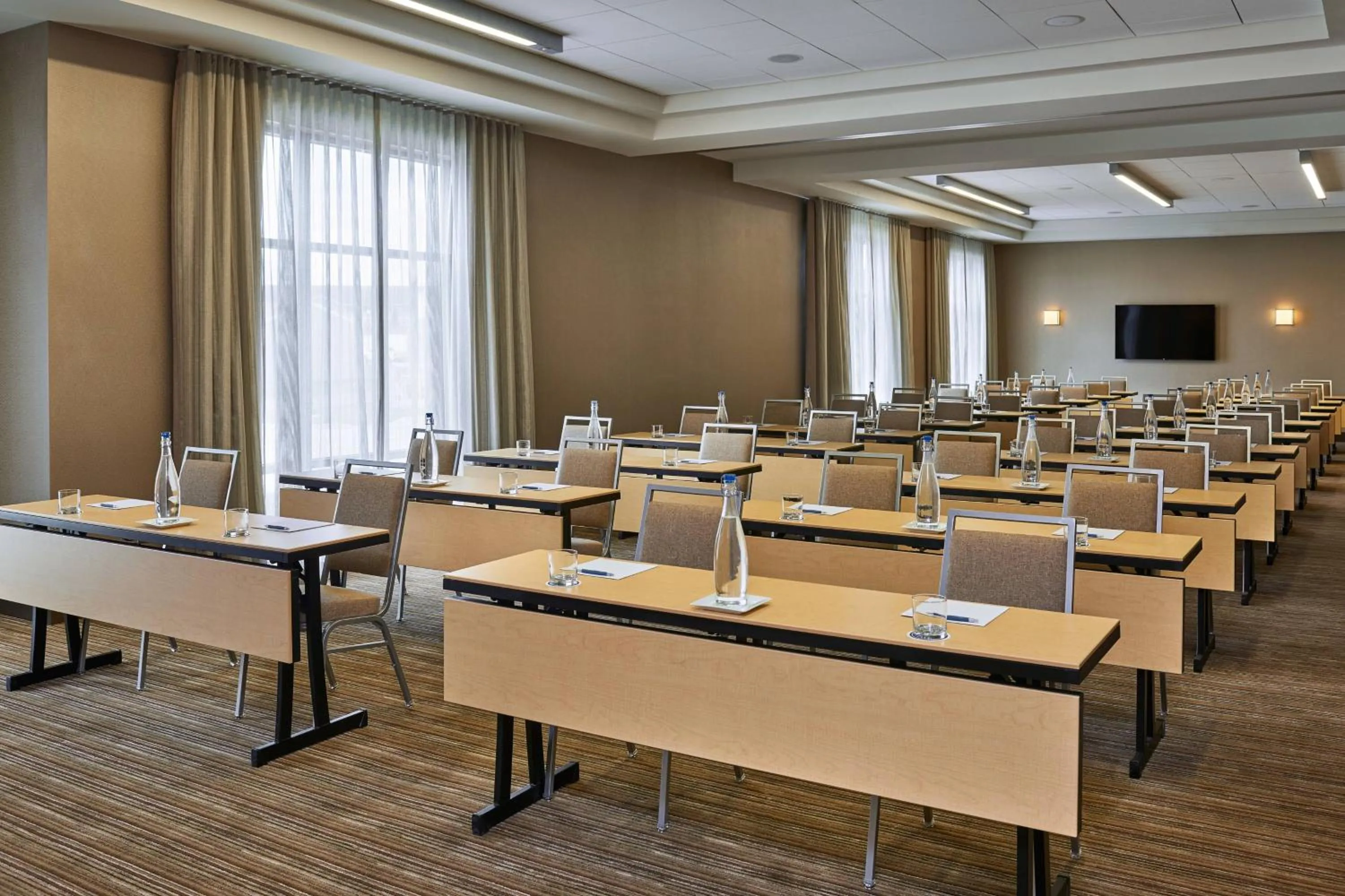 Meeting/conference room in Four Points by Sheraton Fargo Medical Center