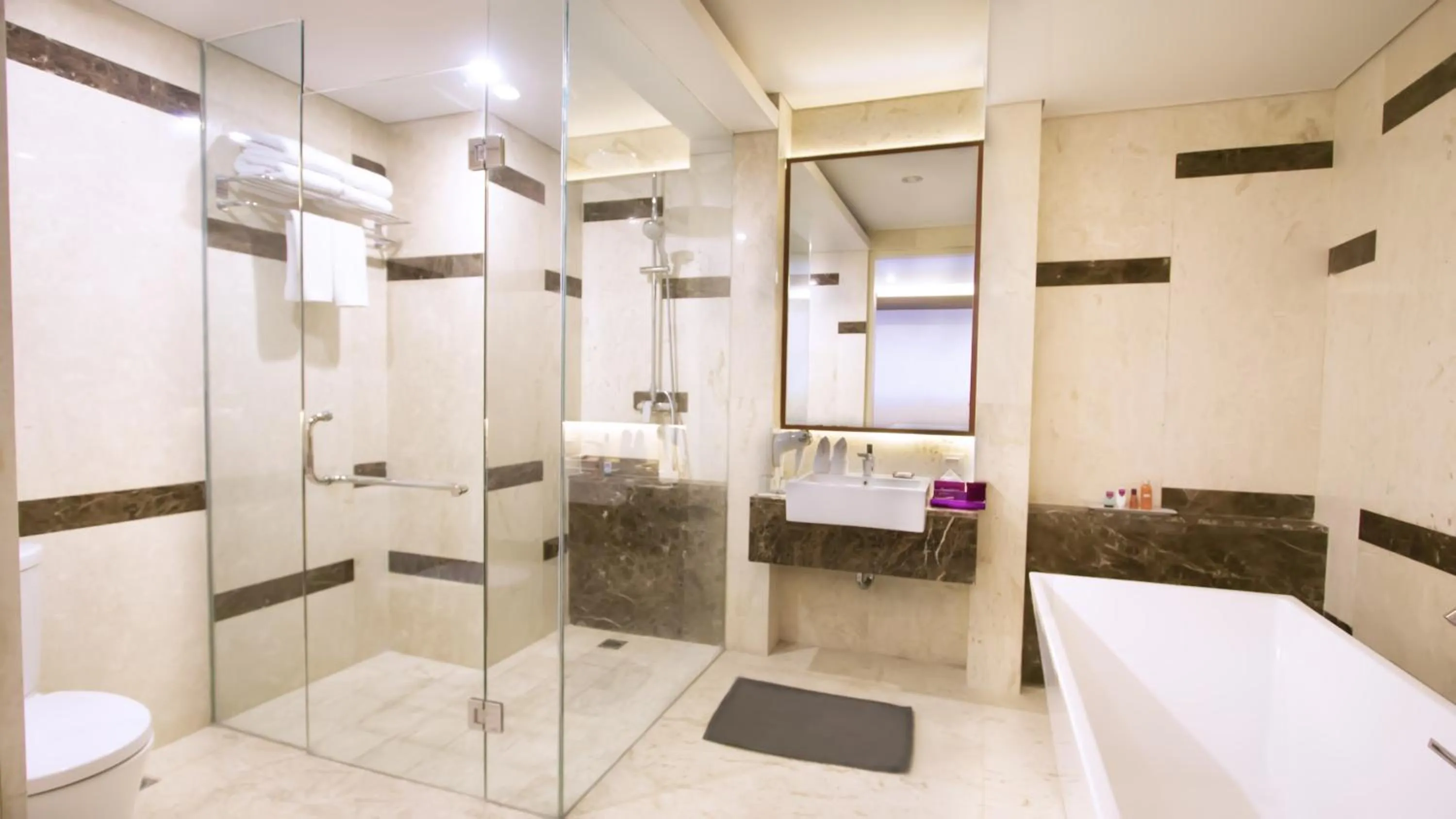 Shower in Quest San Denpasar by ASTON