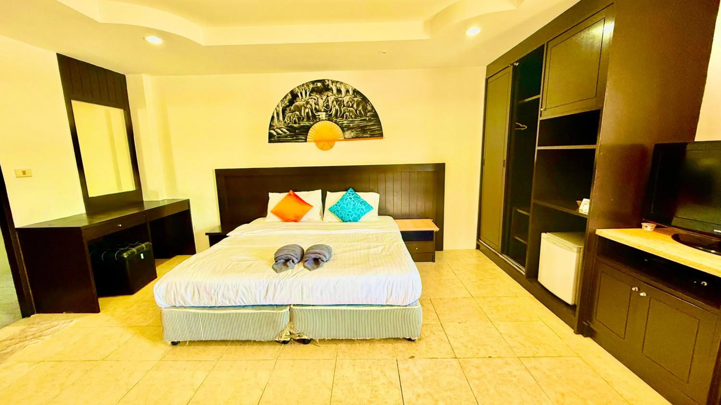 Bedroom, Bed in Hill Side Patong Hotel