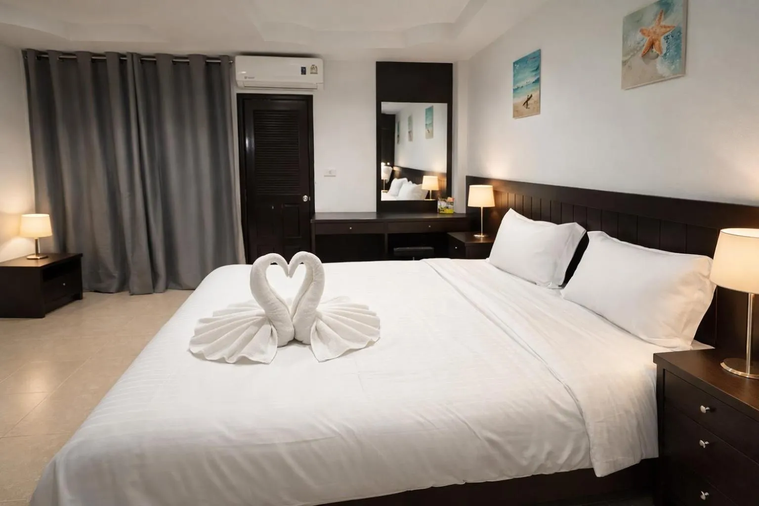 Bedroom, Bed in Hill Side Patong Hotel