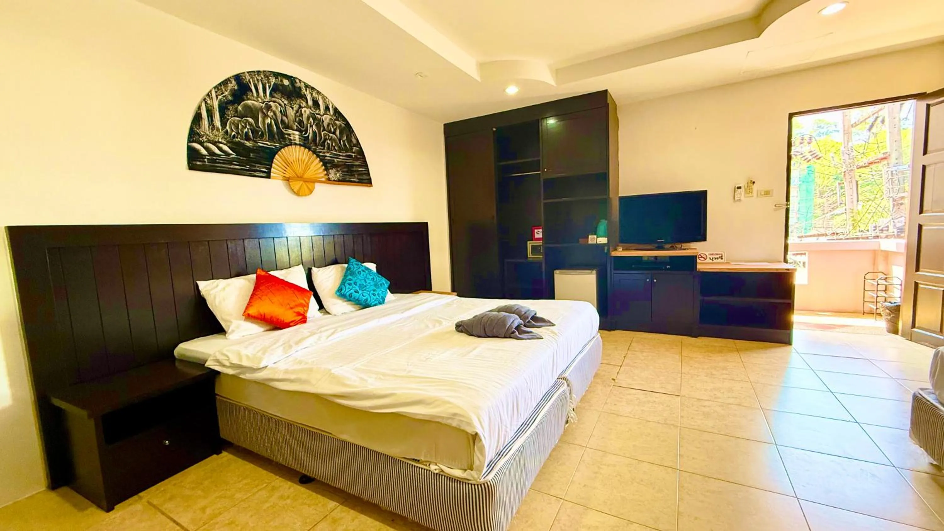 Bedroom, Bed in Hill Side Patong Hotel