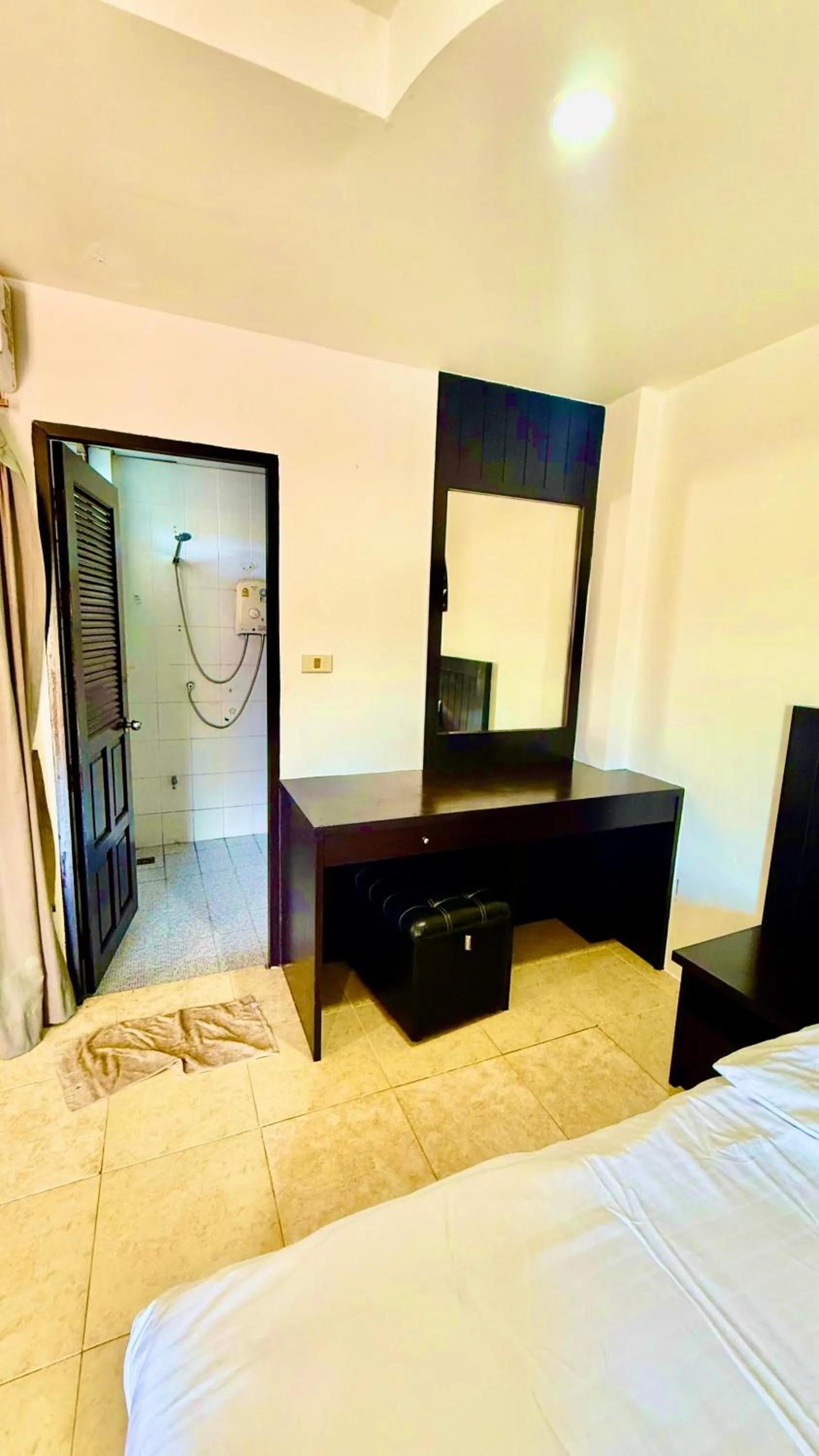 Bathroom, Bed in Hill Side Patong Hotel