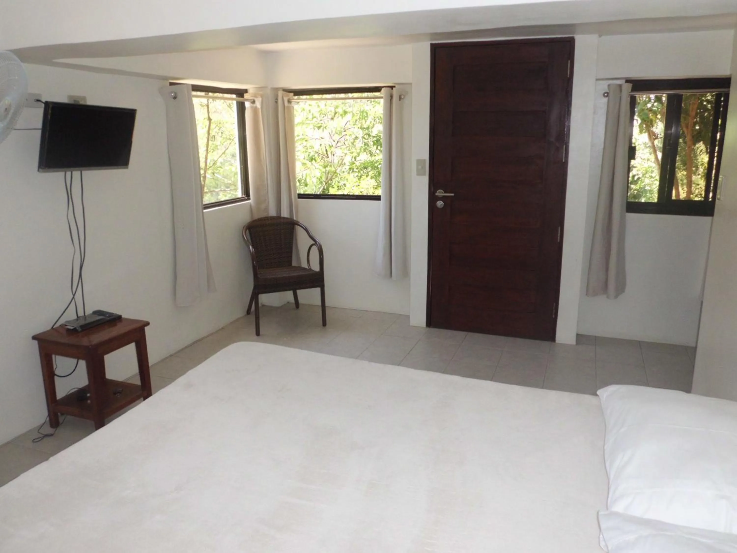 Photo of the whole room, Bed in The Riverhouse