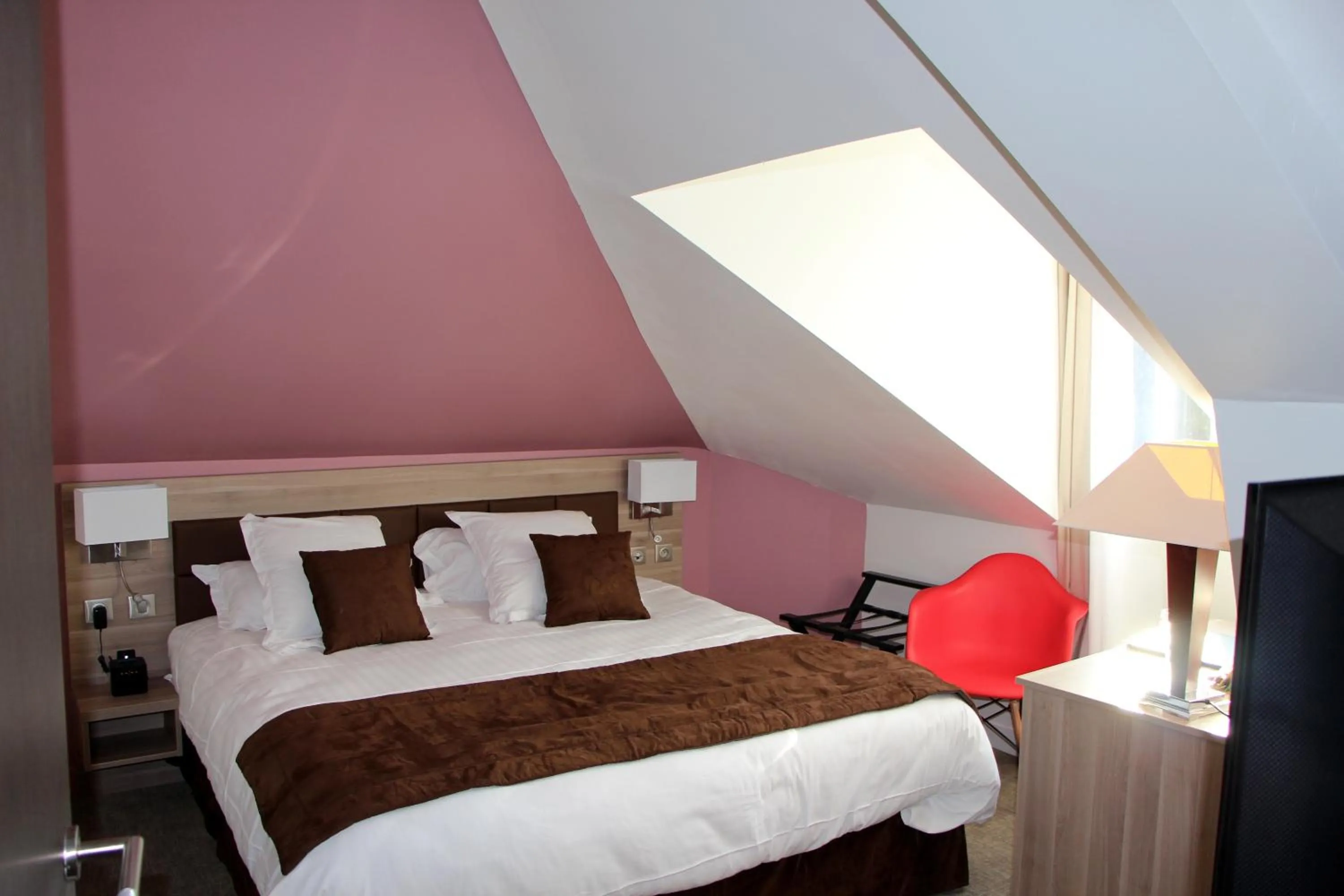 Bedroom, Bed in Hôtel L'Esturgeon