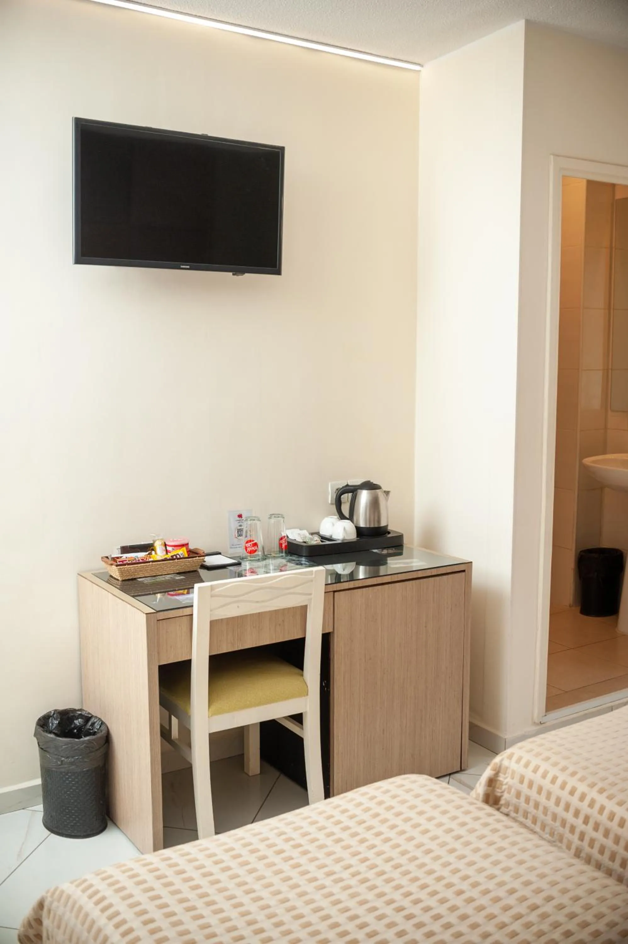 Coffee/tea facilities, Bed in Le Grand Mellis Hôtel & Spa