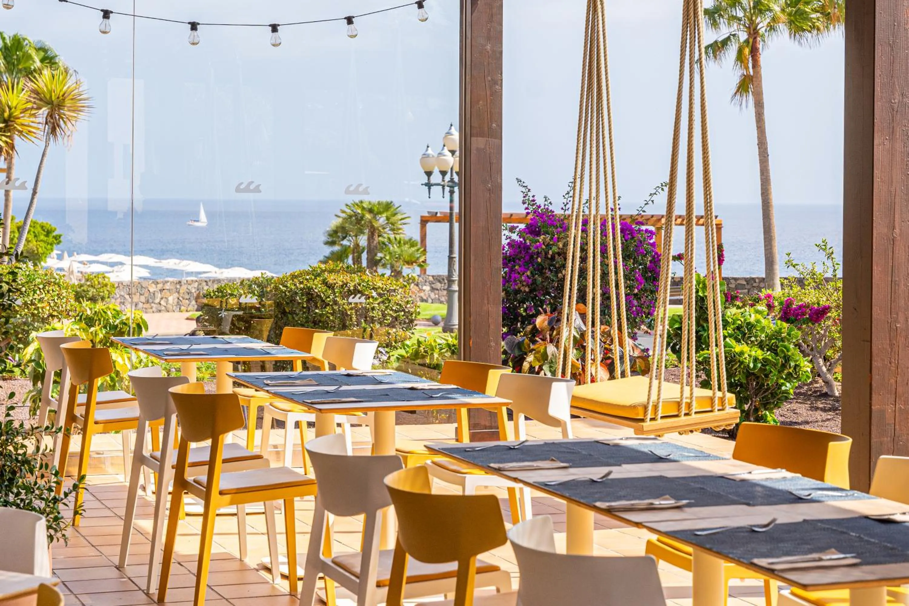 Lounge or bar in Iberostar Waves Gaviotas Park