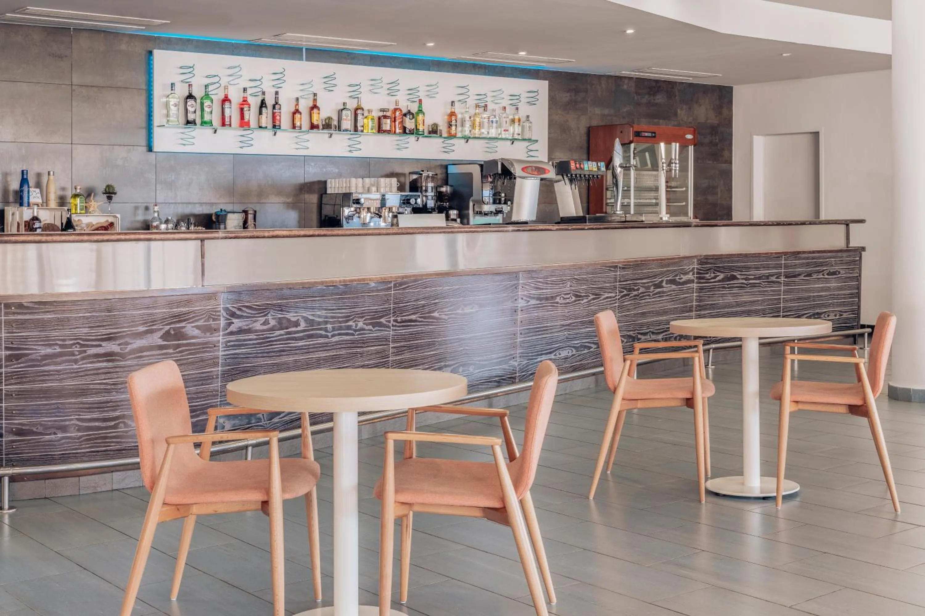 Lounge or bar in Iberostar Waves Gaviotas Park