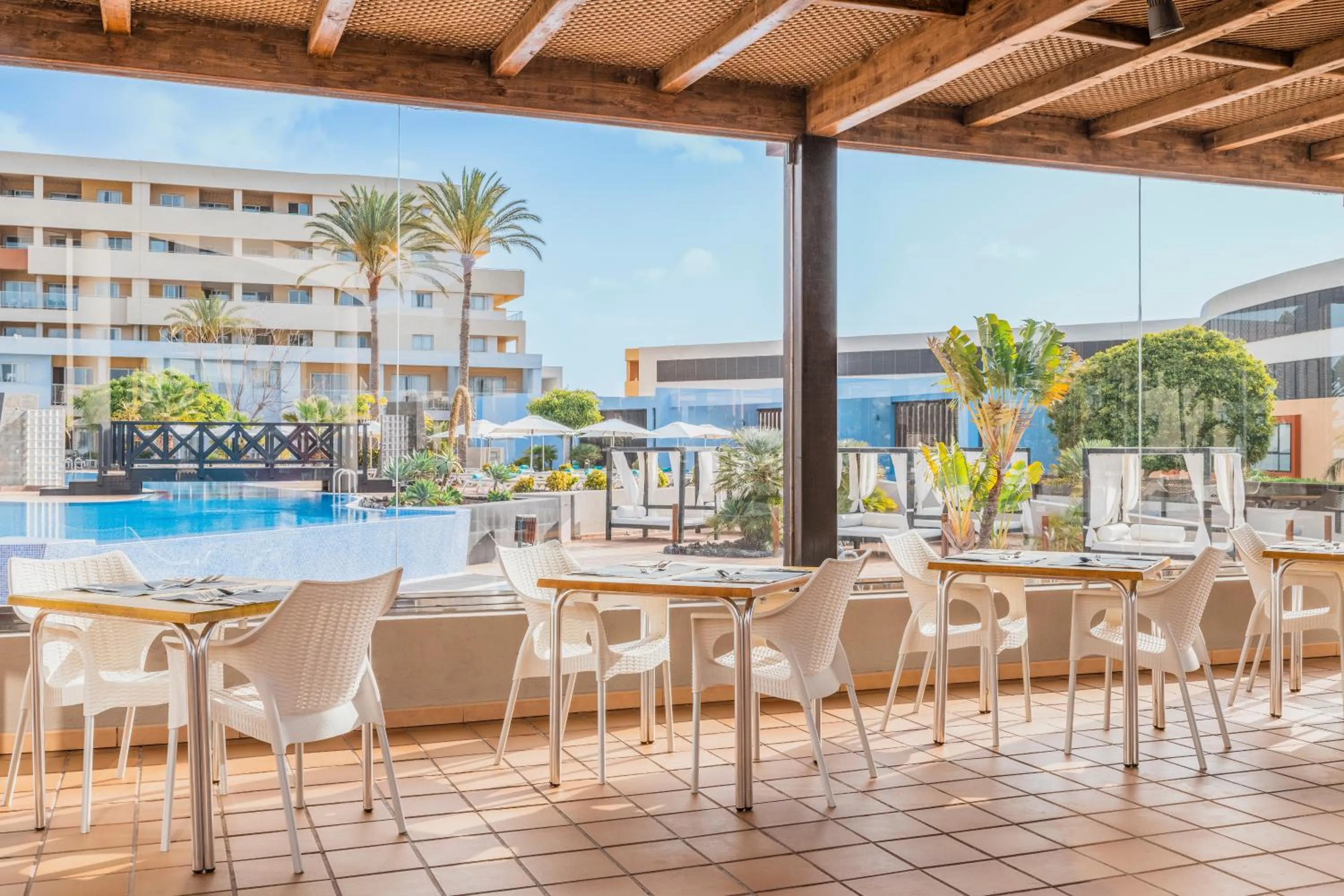 Lounge or bar in Iberostar Waves Gaviotas Park