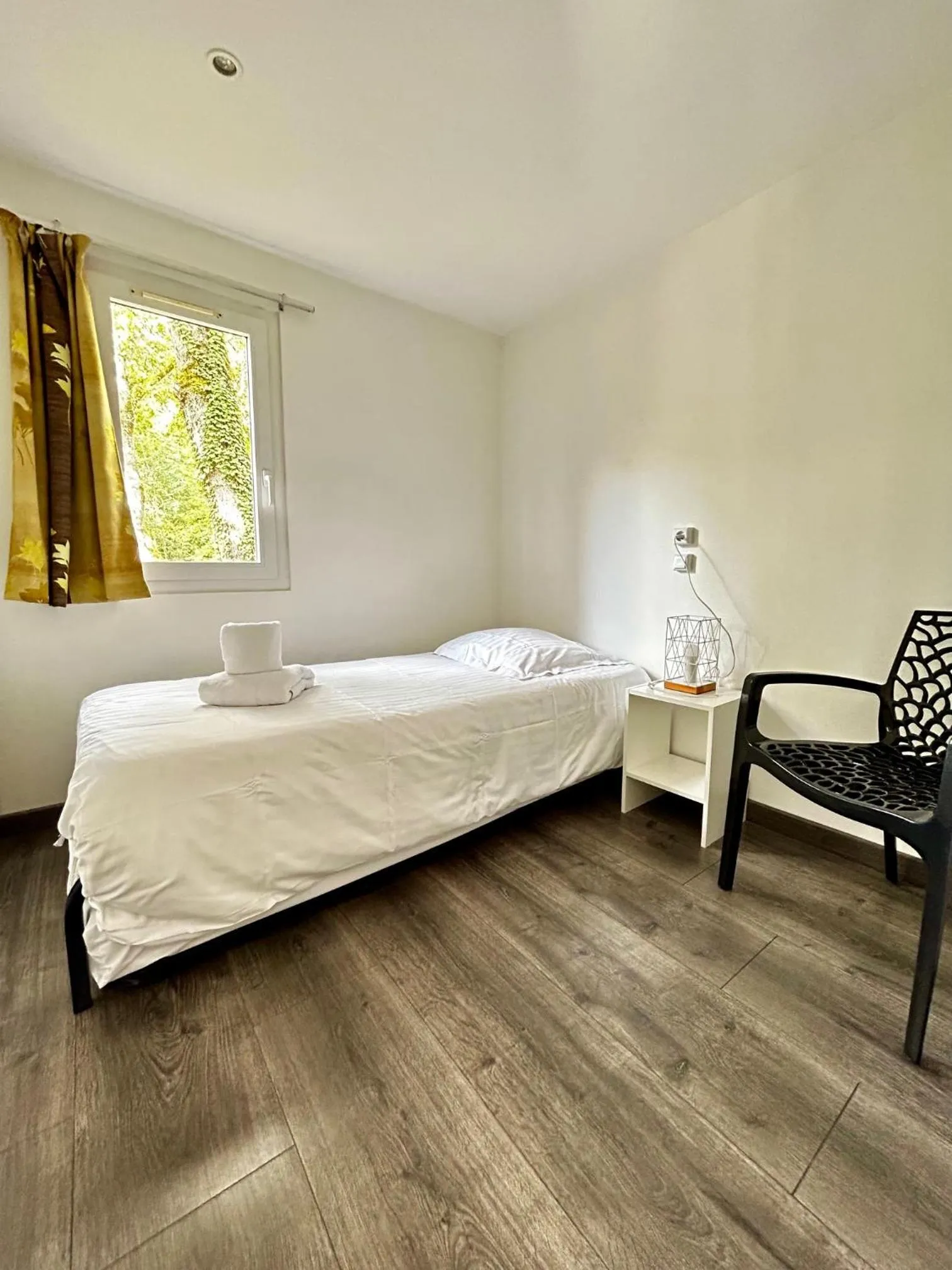 Photo of the whole room, Bed in Les Chalets du Périgord