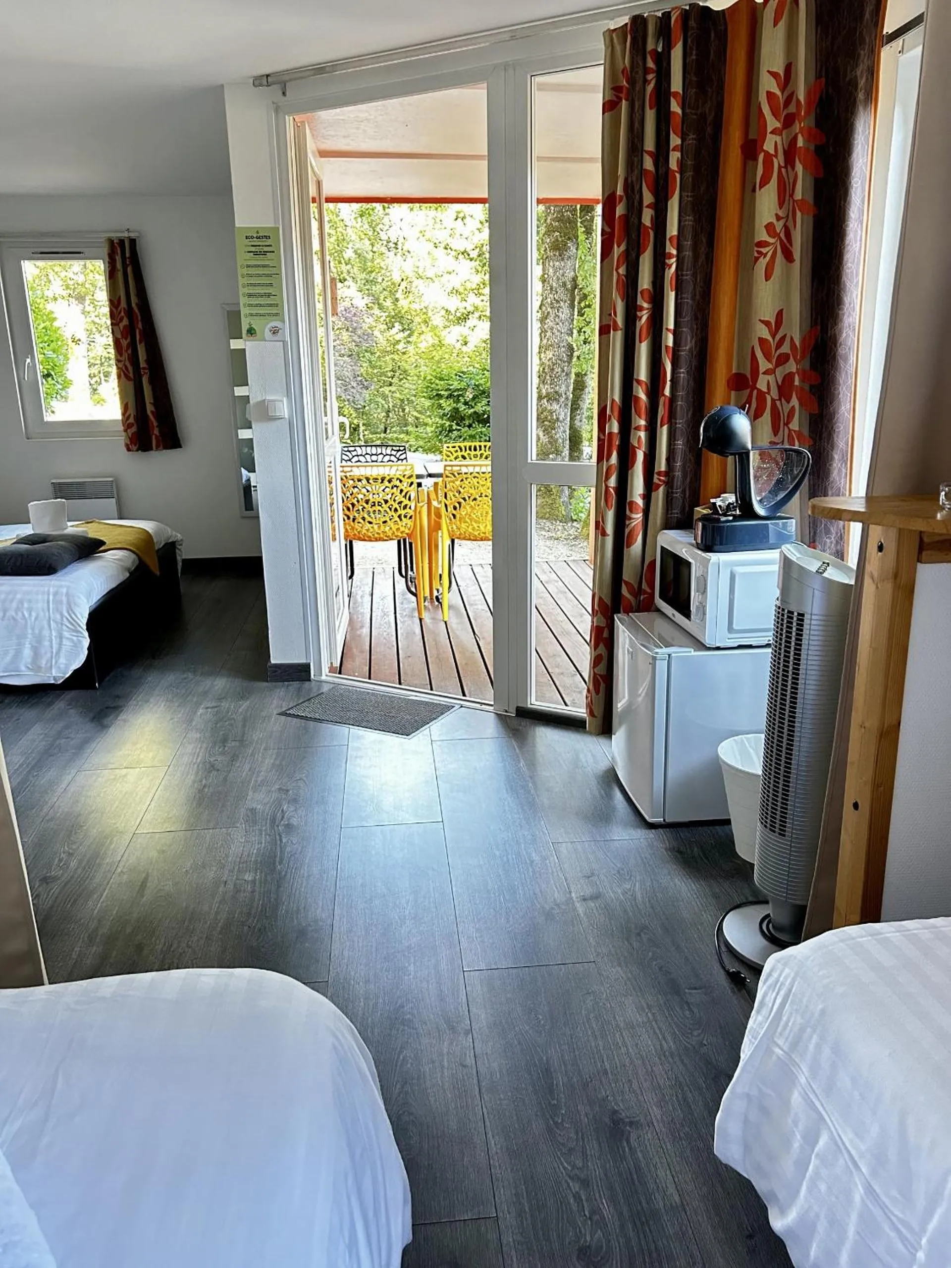 Patio, Bed in Les Chalets du Périgord