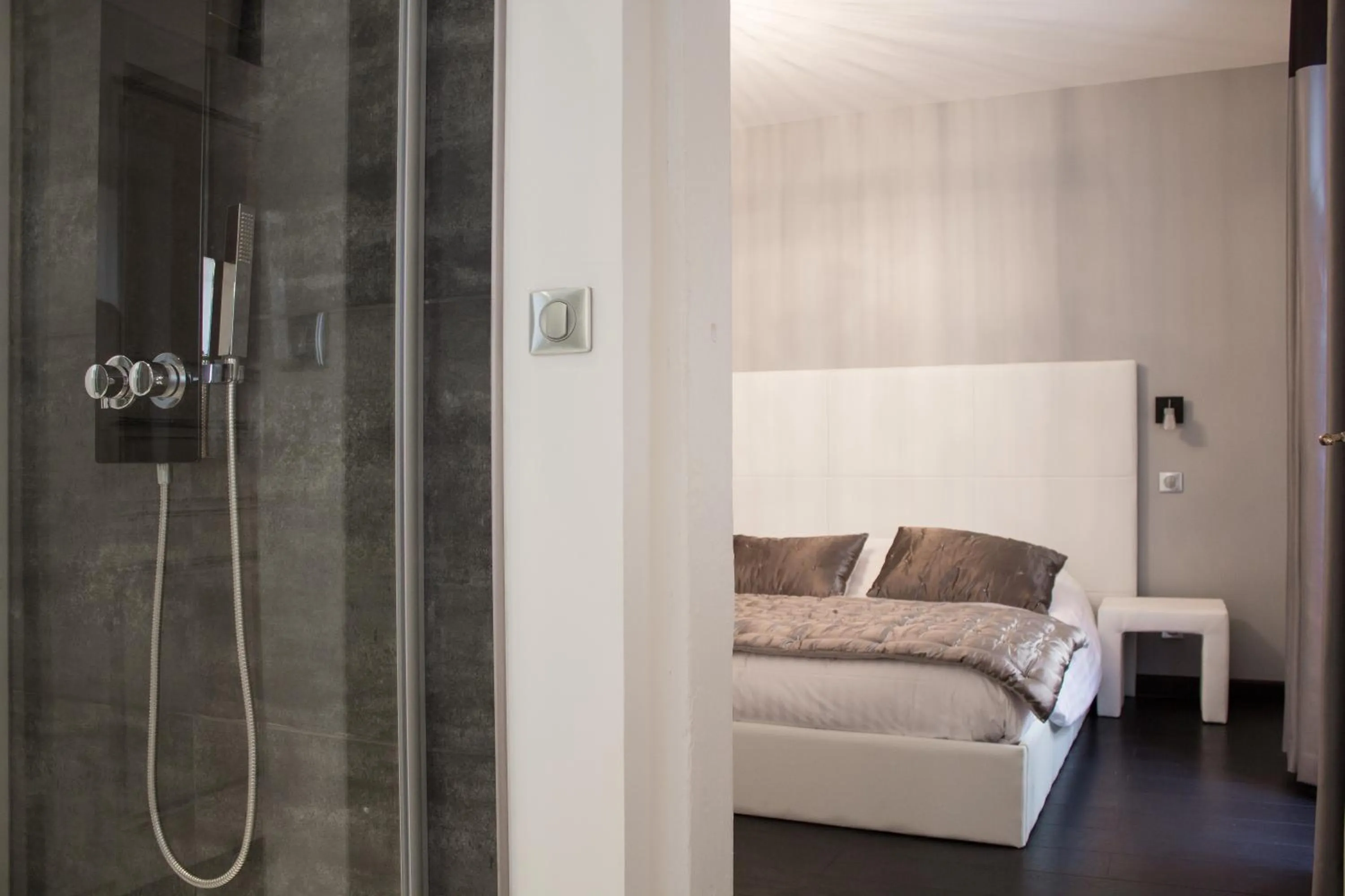 Bathroom, Bed in MY SWEET HOMES - Appartements avec SPA