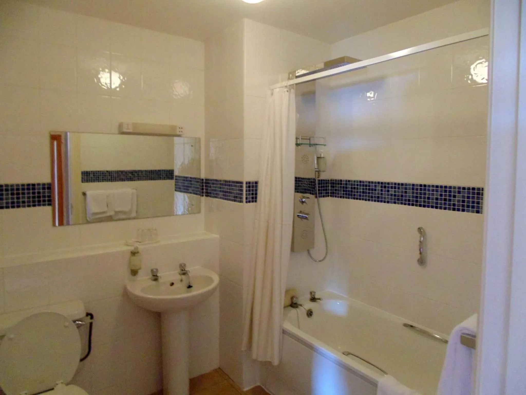 Shower in Óstán Oileán Acla