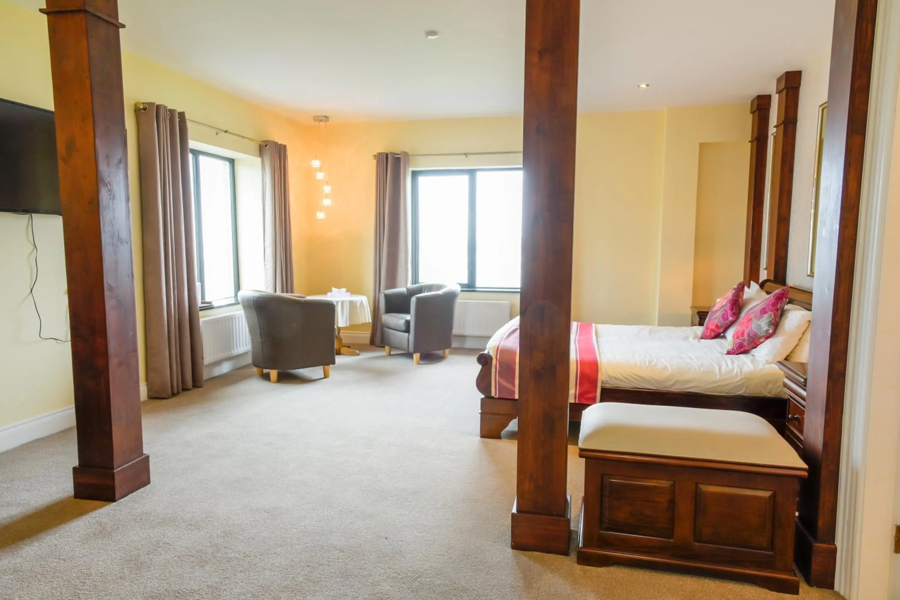 Photo of the whole room, Bed in Óstán Oileán Acla