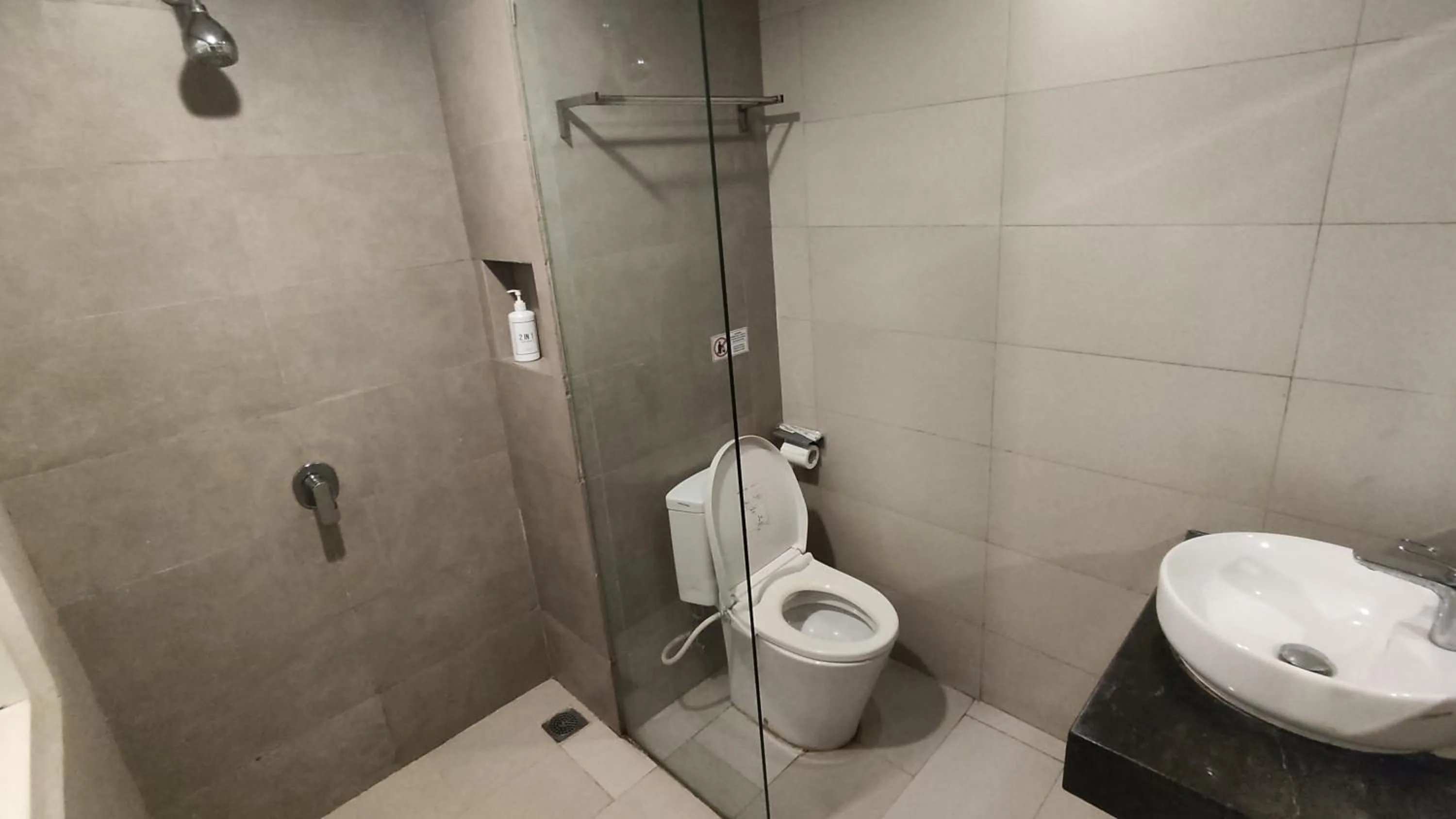 Bathroom in De La Charis Hotel by Waringin Hospitality