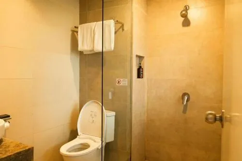 Bathroom in De La Charis Hotel by Waringin Hospitality