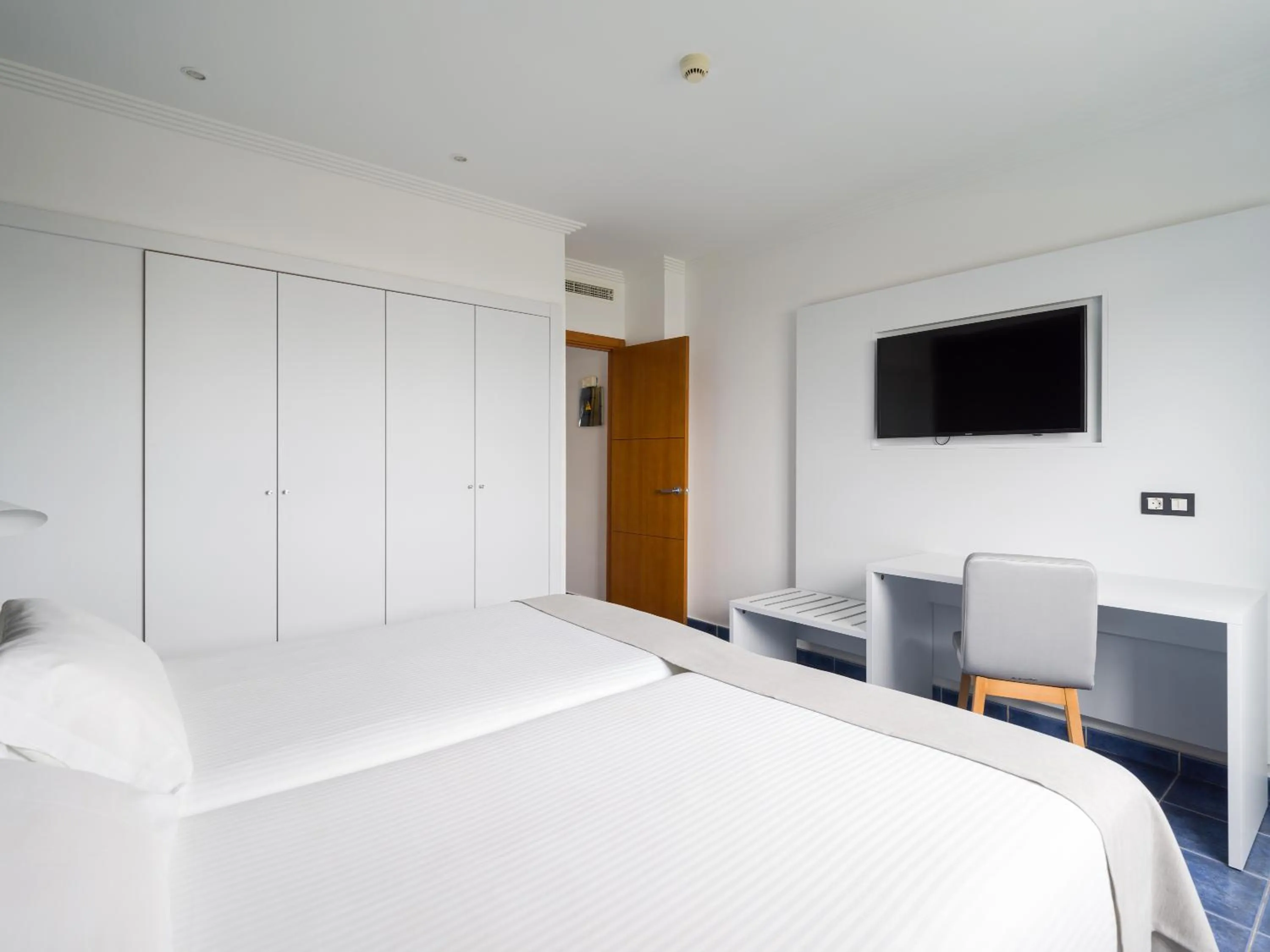 Bed in Hotel Mirador Papagayo by LIVVO