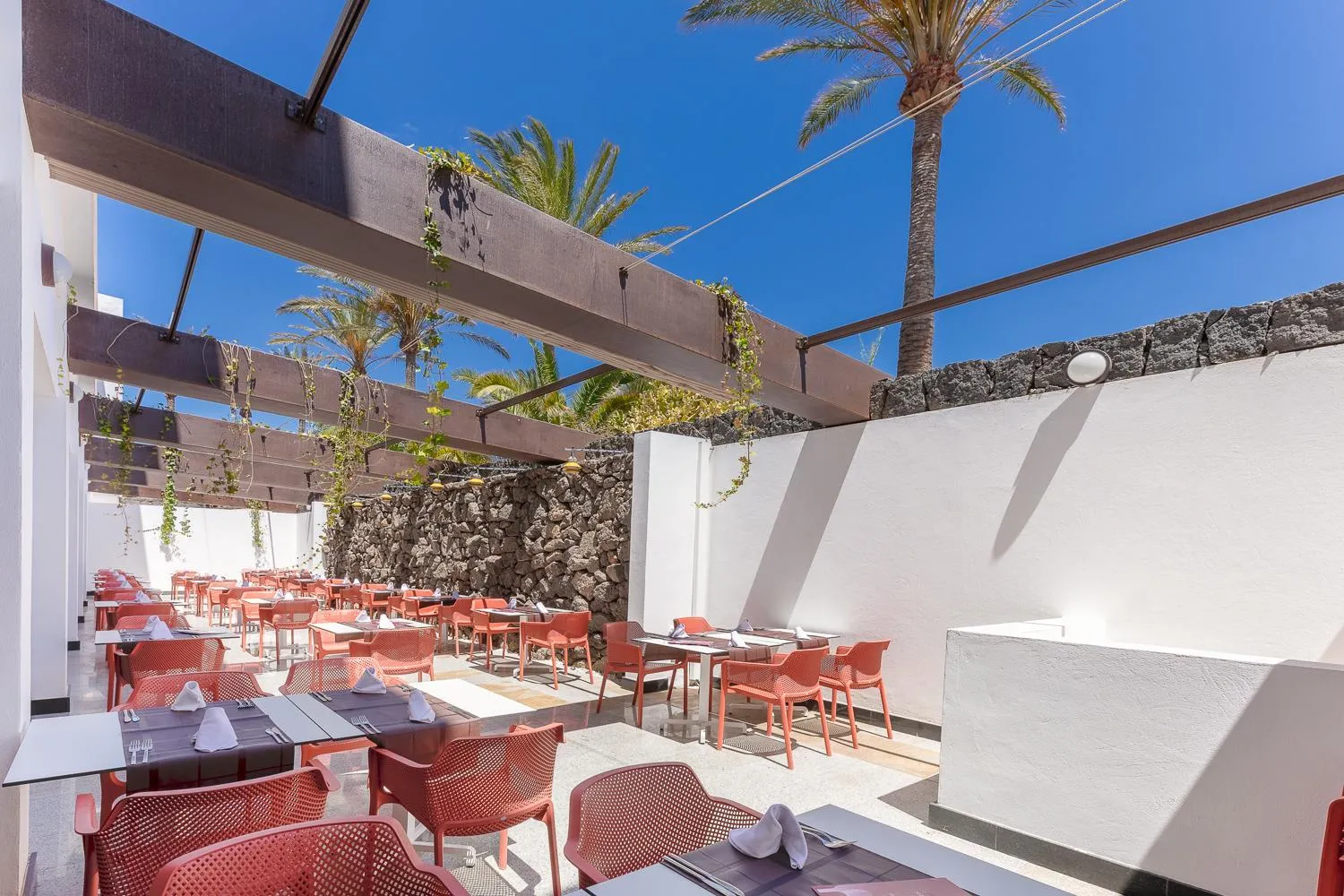 Restaurant/places to eat in Hotel Mirador Papagayo by LIVVO