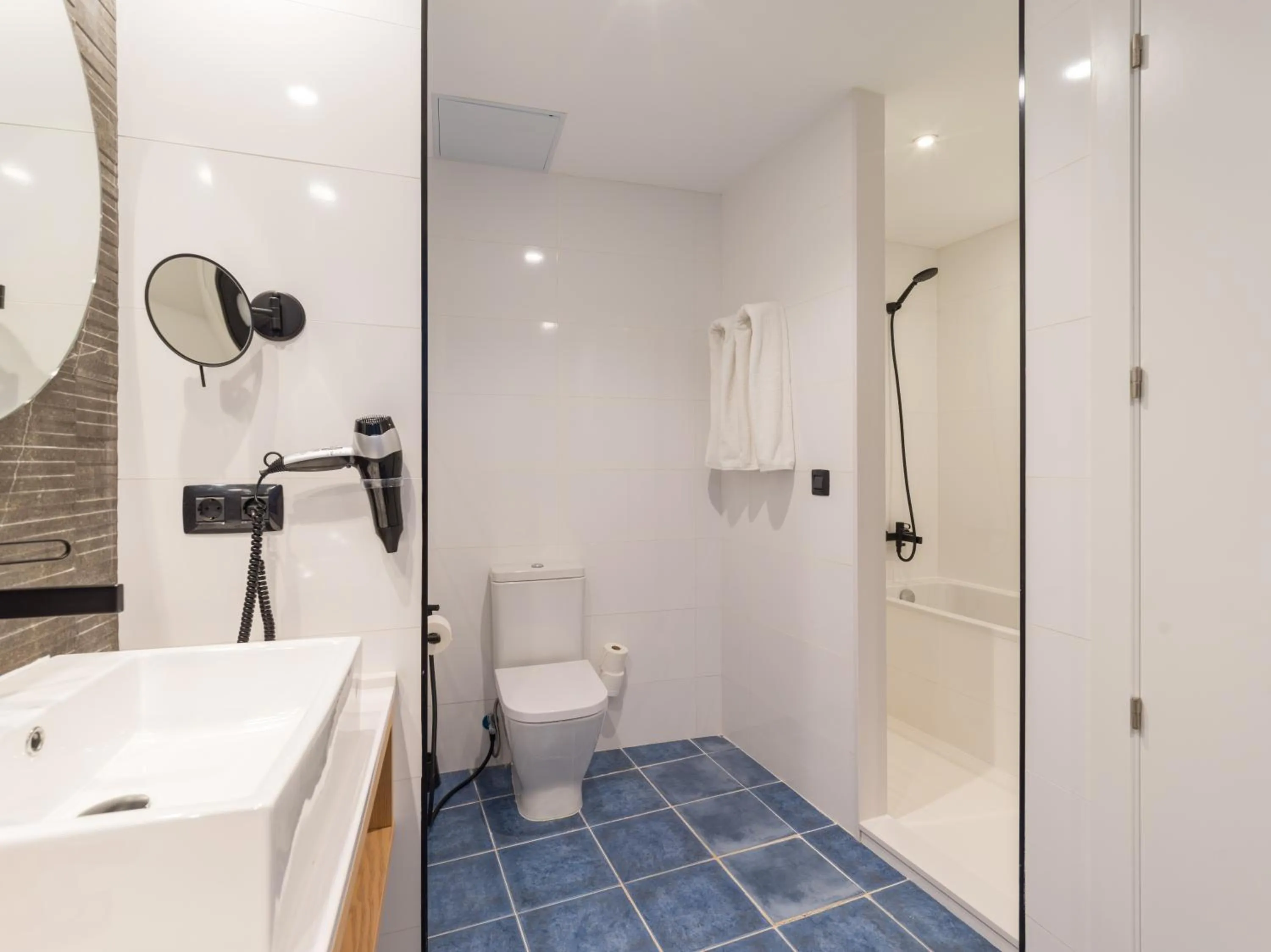 Shower in Hotel Mirador Papagayo by LIVVO