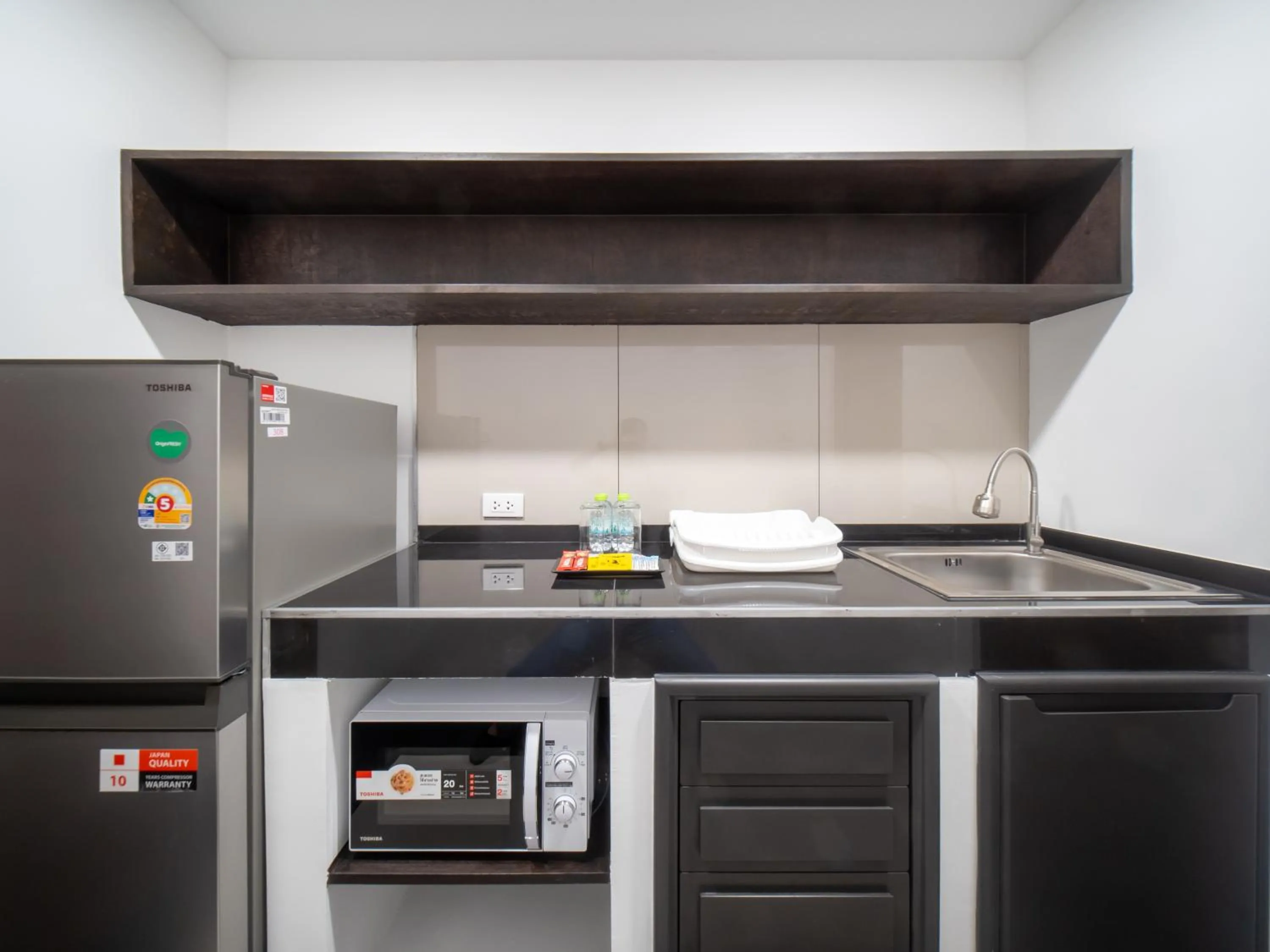 Kitchen or kitchenette in Samutprakarn Hotel